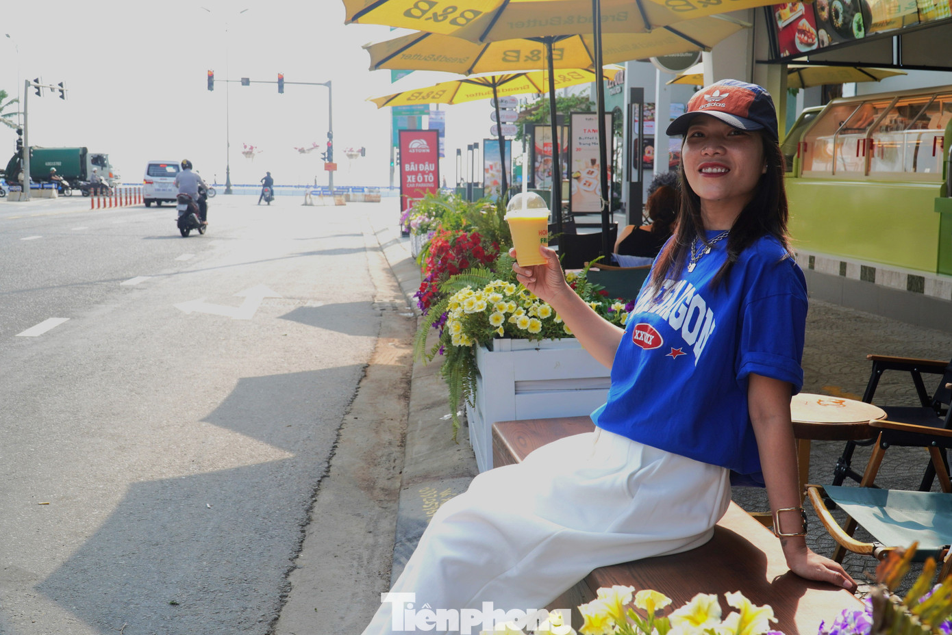 Hai bên đường còn có thêm những bồn hoa tạo điểm nhấn. Người dân cho hay khoảng một tuần trở lại đây, mỗi ngày đều tấp nập các bạn trẻ đến chụp ảnh khiến con phố nhộn nhịp, nhiều người biết đến. Hai bên đường còn có thêm những bồn hoa tạo điểm nhấn. Người dân cho hay khoảng một tuần trở lại đây, mỗi ngày đều tấp nập các bạn trẻ đến chụp ảnh khiến con phố nhộn nhịp, nhiều người biết đến.