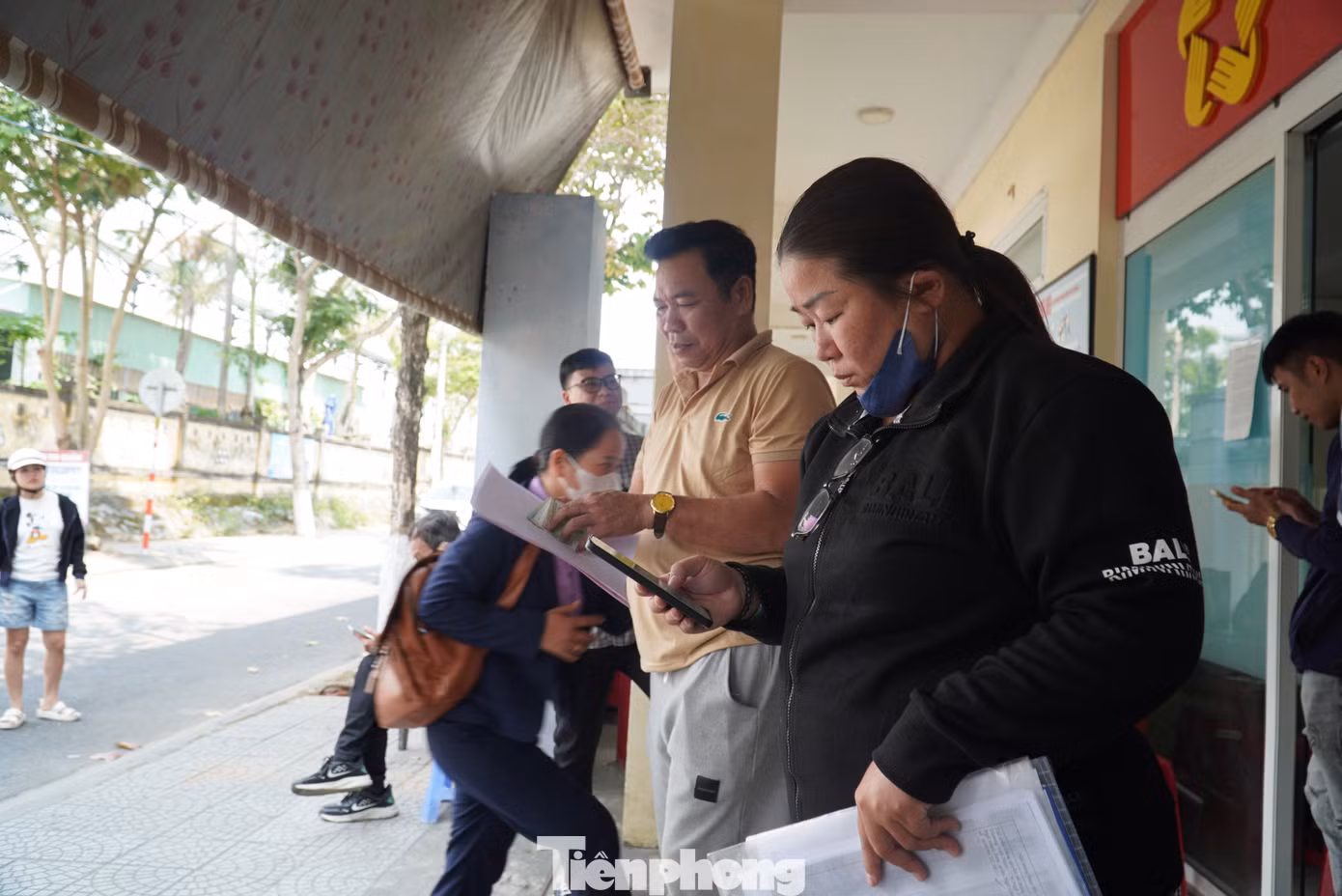 Bộ phận một cửa tấp nập người tới làm thủ tục đất đai, ngồi kín các dãy ghế chờ trong nhà, ngoài hành lang. "Hơn 7g30 tôi bấm số thứ tự 36, đợi gần 3 tiếng vẫn chưa được gọi tên”, ông H. (quận Ngũ Hành Sơn) mệt mỏi.