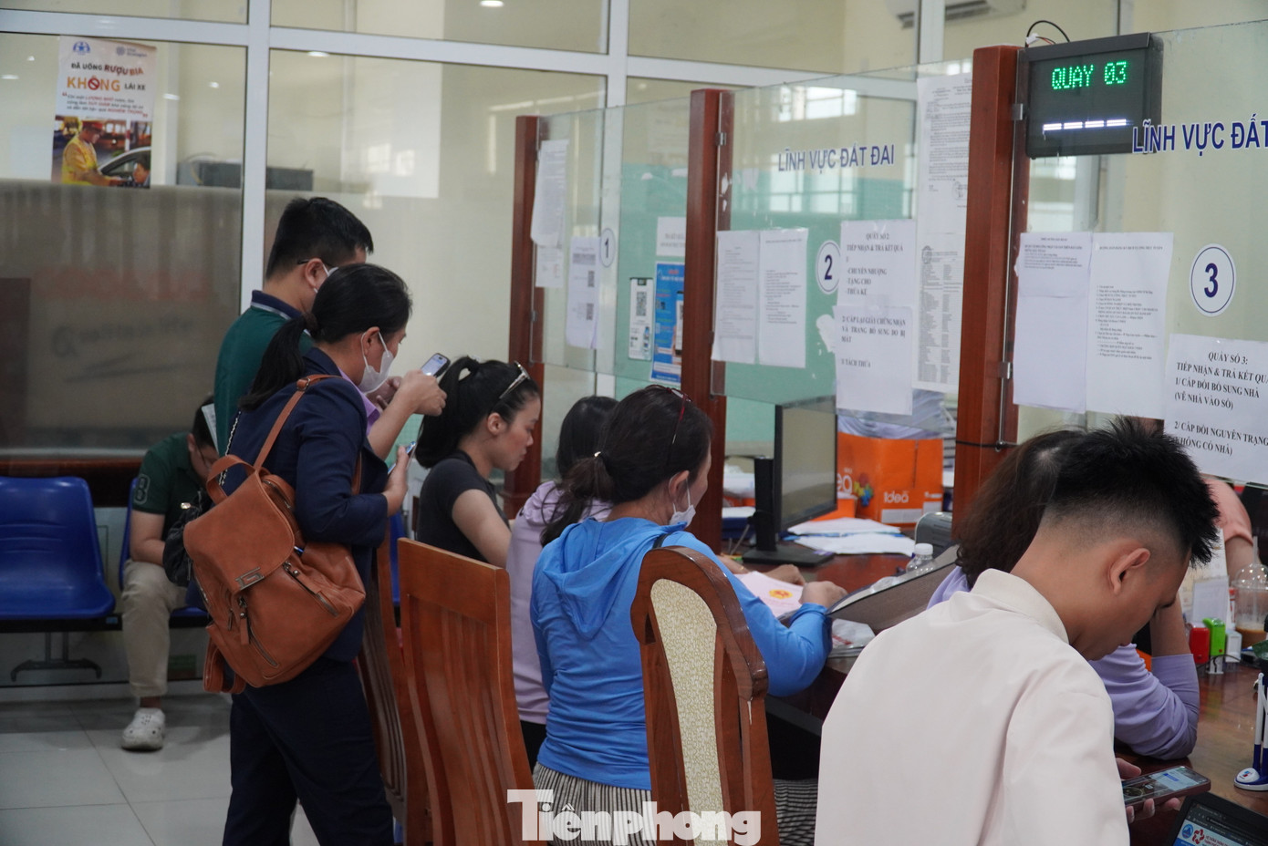 Trước tình trạng này, UBND quận Ngũ Hành Sơn đã bố trí 3 quầy tiếp nhận hồ sơ, 1 quầy trả kết quả đất đai. Đồng thời tăng cường thêm nhân lực hỗ trợ, làm thêm giờ để giải quyết nhanh cho người dân. “Dù làm hết công suất nhưng mỗi ngày chỉ giải quyết được khoảng 200 hồ sơ. Đến khoảng 17h mỗi ngày, chúng tôi sẽ thông báo số lượng hồ sơ còn có thể giải quyết trong ngày để người dân không mất thời gian chờ đợi thêm”, ông Nhất cho hay. Trước tình trạng này, UBND quận Ngũ Hành Sơn đã bố trí 3 quầy tiếp nhận hồ sơ, 1 quầy trả kết quả đất đai. Đồng thời tăng cường thêm nhân lực hỗ trợ, làm thêm giờ để giải quyết nhanh cho người dân. “Dù làm hết công suất nhưng mỗi ngày chỉ giải quyết được khoảng 200 hồ sơ. Đến khoảng 17h mỗi ngày, chúng tôi sẽ thông báo số lượng hồ sơ còn có thể giải quyết trong ngày để người dân không mất thời gian chờ đợi thêm”, ông Nhất cho hay.