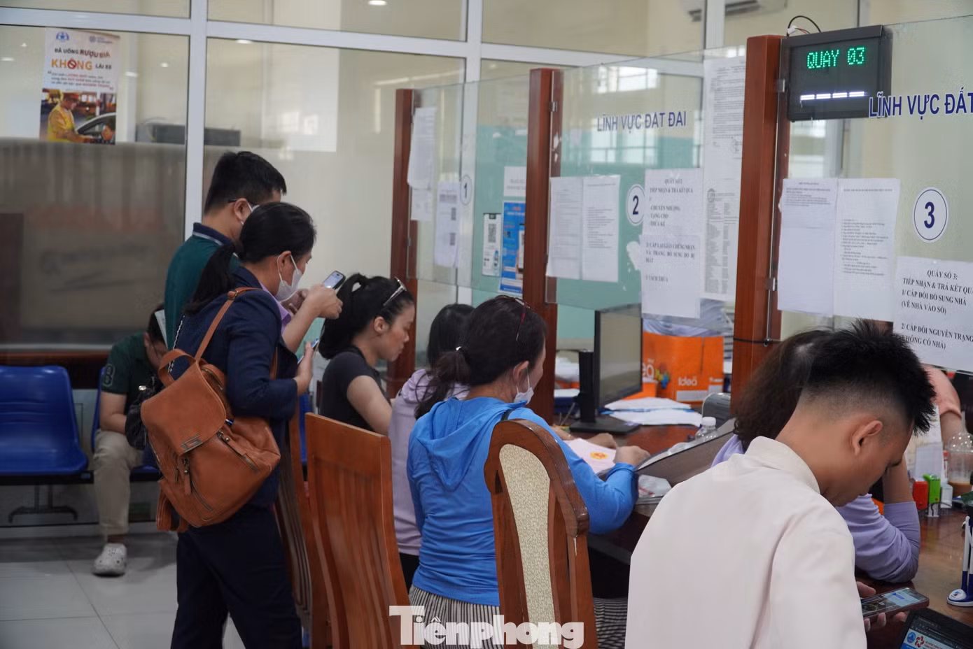 Trước tình trạng này, UBND quận Ngũ Hành Sơn đã bố trí 3 quầy tiếp nhận hồ sơ, 1 quầy trả kết quả đất đai. Đồng thời tăng cường thêm nhân lực hỗ trợ, làm thêm giờ để giải quyết nhanh cho người dân. “Dù làm hết công suất nhưng mỗi ngày chỉ giải quyết được khoảng 200 hồ sơ. Đến khoảng 17h mỗi ngày, chúng tôi sẽ thông báo số lượng hồ sơ còn có thể giải quyết trong ngày để người dân không mất thời gian chờ đợi thêm”, ông Nhất cho hay.