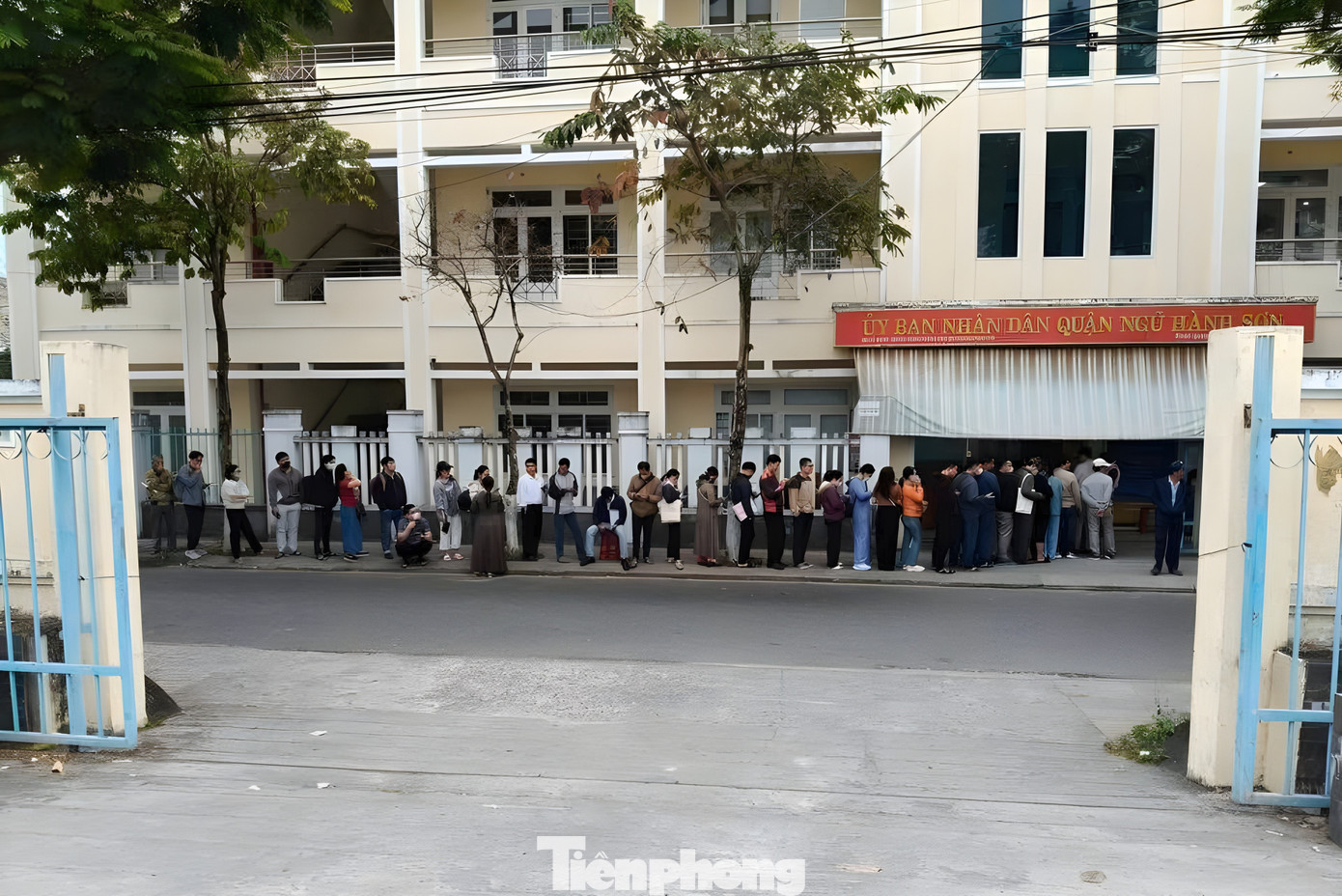 Người dân rồng rắn xếp hàng trước bộ phận tiếp nhận và trả kết quả hồ sơ. Anh T.M., một nhân viên môi giới đất cho biết thường tới bộ phận một cửa nộp hồ sơ đất đai và lần nào cũng phải chờ. "Có hôm đứng xếp hàng ngoài vỉa hè, dài cổ chờ tới cuối chiều mới tới lượt, có bữa hết ngày vẫn không được gọi nên đành đi về, hôm sau tới bấm số lại từ đầu", anh kể. Người dân rồng rắn xếp hàng trước bộ phận tiếp nhận và trả kết quả hồ sơ. Anh T.M., một nhân viên môi giới đất cho biết thường tới bộ phận một cửa nộp hồ sơ đất đai và lần nào cũng phải chờ. "Có hôm đứng xếp hàng ngoài vỉa hè, dài cổ chờ tới cuối chiều mới tới lượt, có bữa hết ngày vẫn không được gọi nên đành đi về, hôm sau tới bấm số lại từ đầu", anh kể.