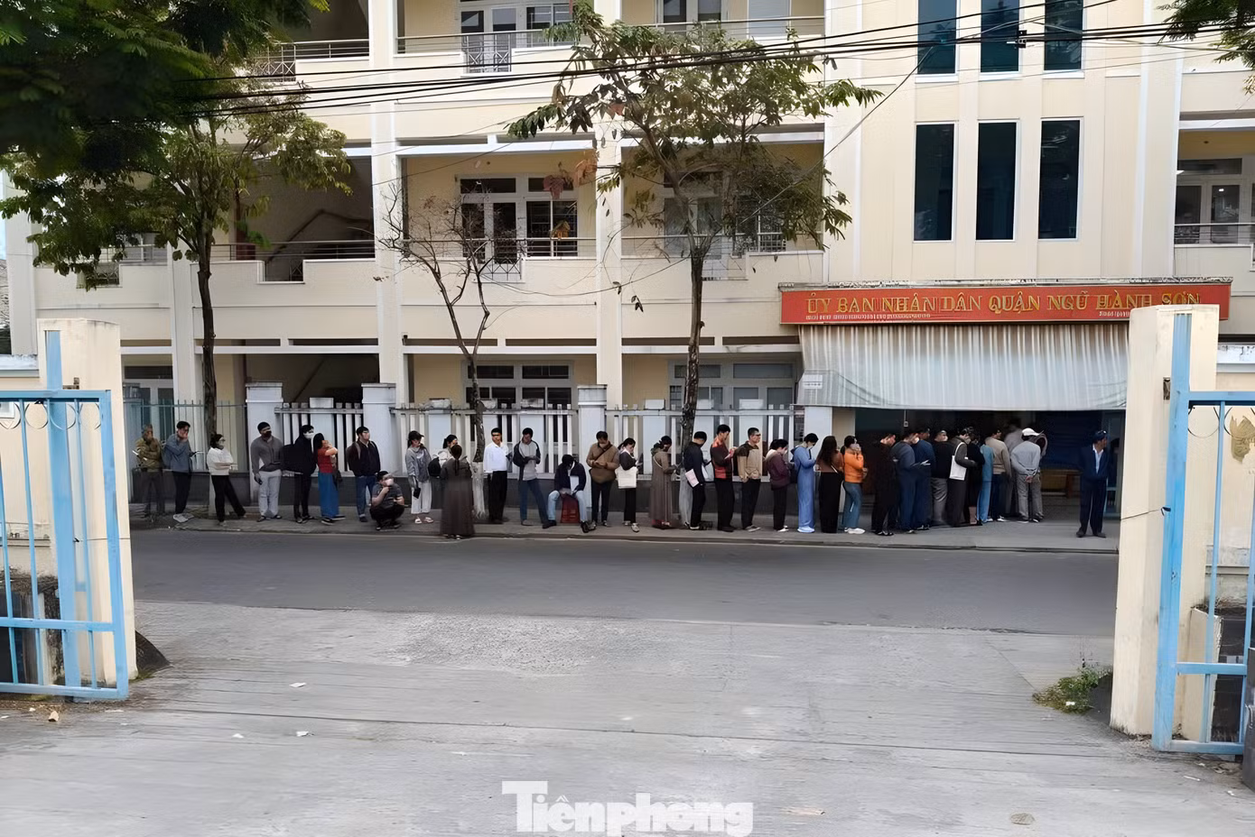 Người dân rồng rắn xếp hàng trước bộ phận tiếp nhận và trả kết quả hồ sơ. Anh T.M., một nhân viên môi giới đất cho biết thường tới bộ phận một cửa nộp hồ sơ đất đai và lần nào cũng phải chờ. "Có hôm đứng xếp hàng ngoài vỉa hè, dài cổ chờ tới cuối chiều mới tới lượt, có bữa hết ngày vẫn không được gọi nên đành đi về, hôm sau tới bấm số lại từ đầu", anh kể.