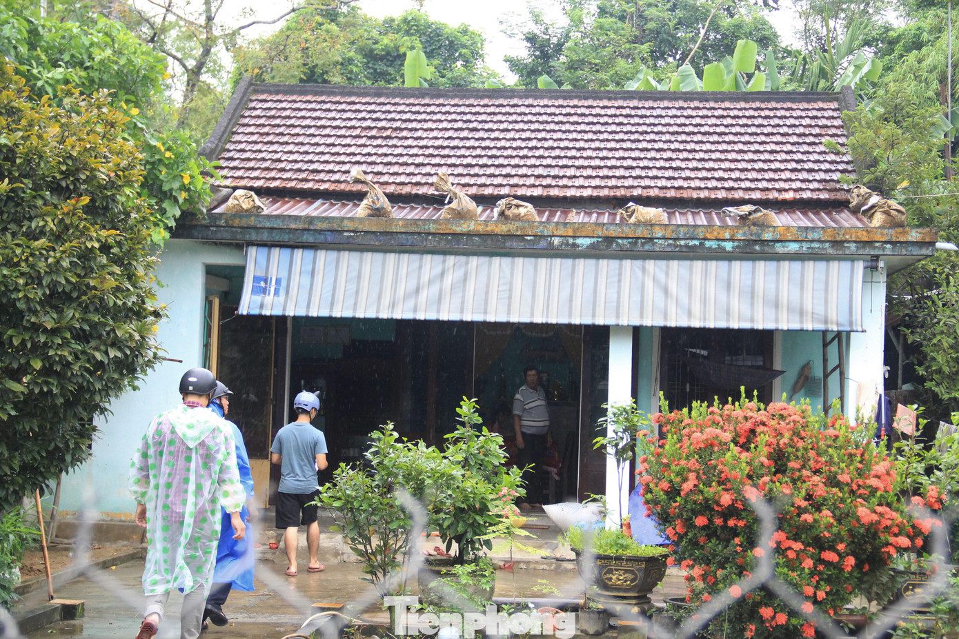 Từ sáng sớm, cán bộ các xã, thôn đã tới tận từng nhà vận động người dân di tản trước tình hình bão Noru diễn biến phức tạp.