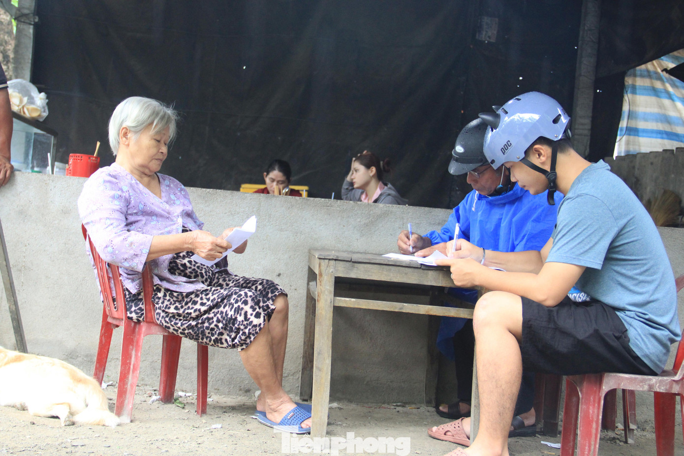 Tổng số người dân tại Đà Nẵng phải sơ tán là hơn 107.000 người nếu bão Noru mạnh cấp 14 đến cấp 17. Trong đó, huyện Hòa Vang nhiều nhất với gần 30.000 người. Bí thư Thành ủy Đà Nẵng Nguyễn Văn Quảng yêu cầu hoàn thành việc sơ tán trước 14h ngày 27/9.