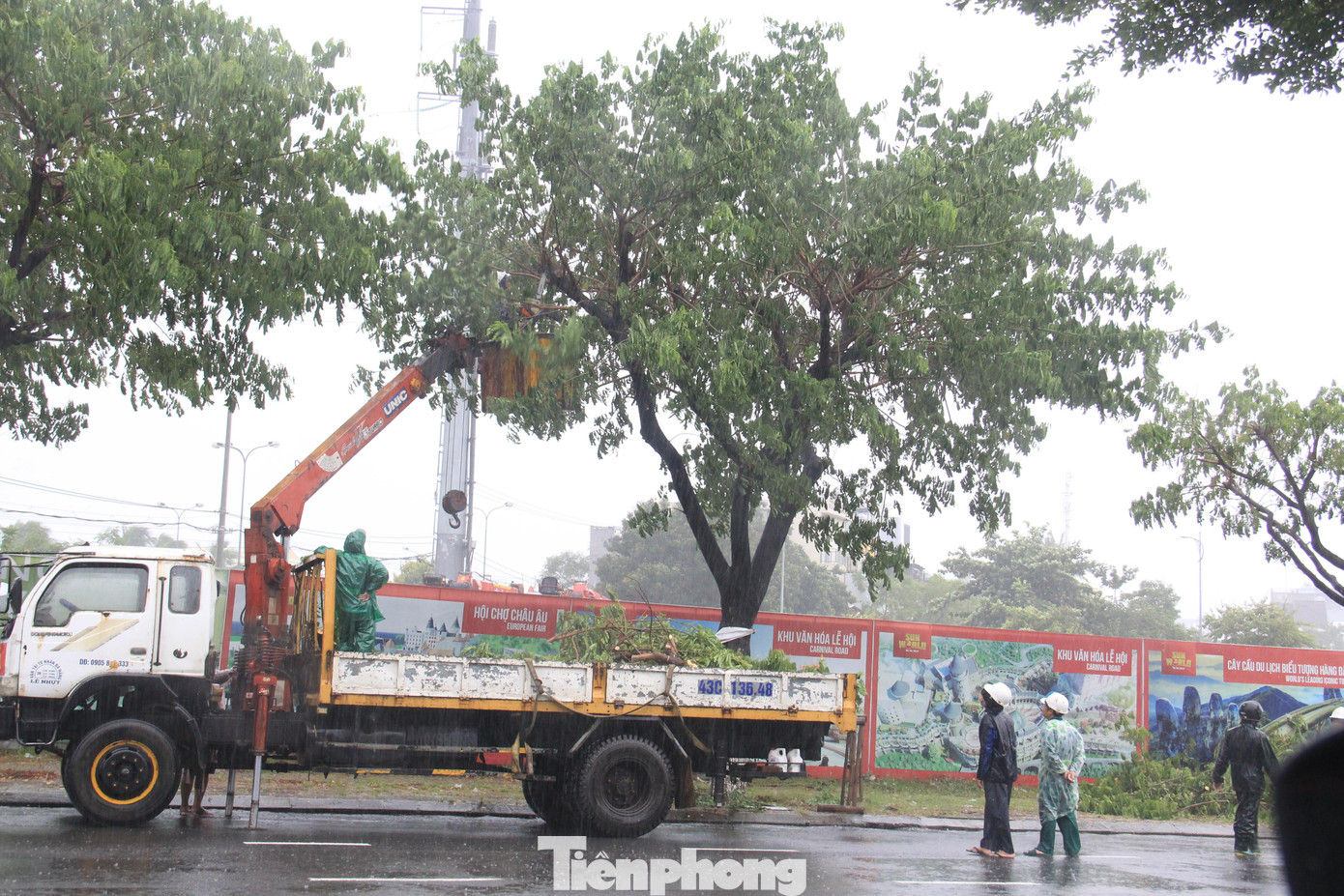 Mỗi nhóm có gần 10 người để cùng hỗ trợ, đẩy nhanh tiến độ công việc, chạy đua với bão.