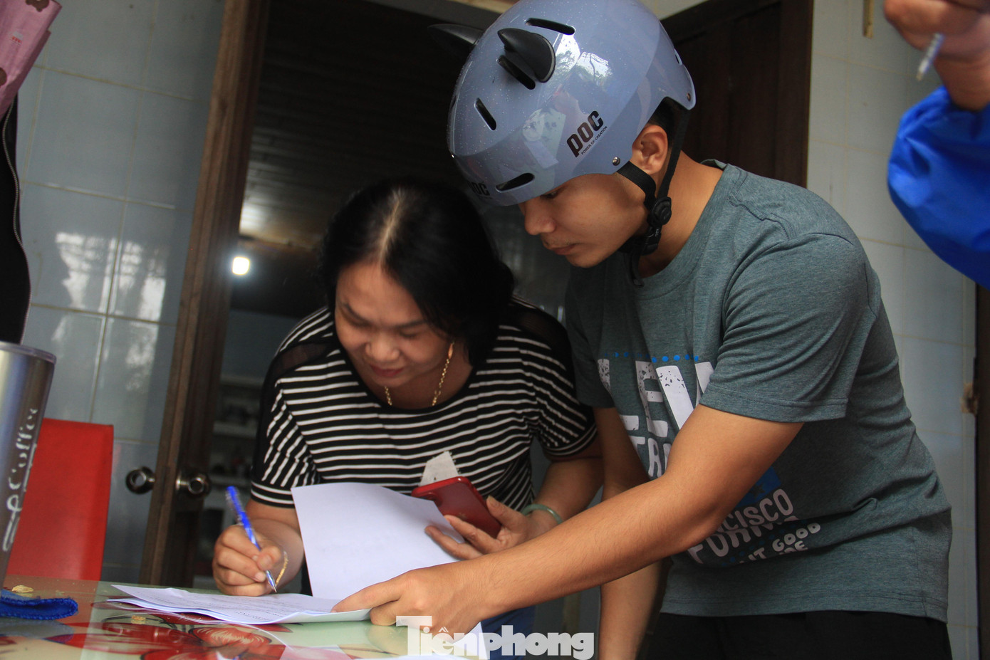 Để đảm bảo an toàn, người dân phải cam kết di tản và thông tin đầy đủ về ngày giờ rời đi cũng như nơi đến.