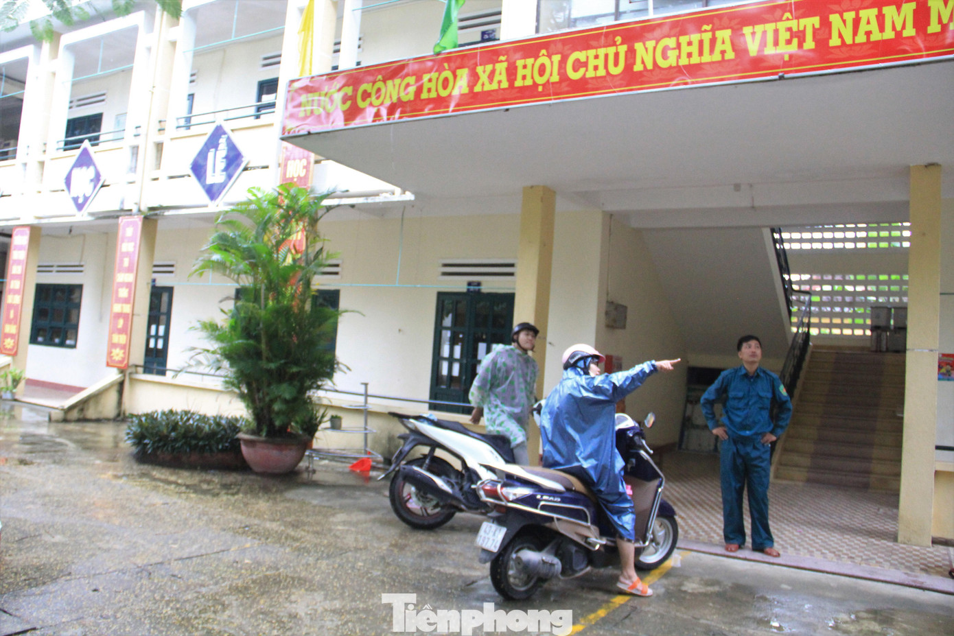 Lực lượng chức năng đã có mặt tại các trường học trên địa bàn để chuẩn bị chỗ ở cho bà con trong thời gian tránh bão.