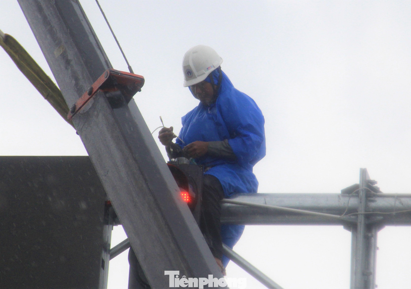 Công việc vừa vất vả, vừa nhiều hiểm nguy. Nhất là trong điều kiện thời tiết khắc nghiệt, bão sắp đổ bộ vào đất liền.