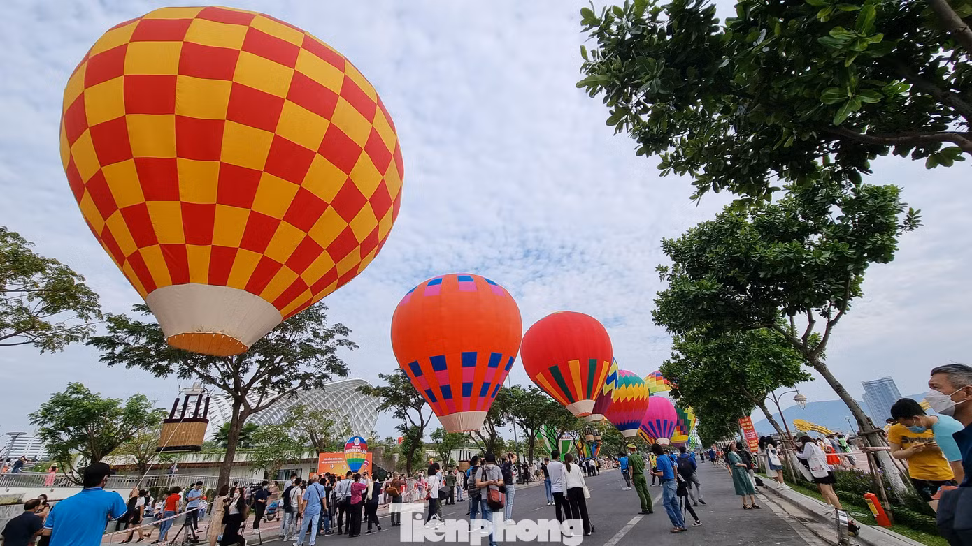 Lễ hội khinh khí cầu trên tuyến đường Bạch Đằng. Ảnh: Thanh Trần. Lễ hội khinh khí cầu trên tuyến đường Bạch Đằng. Ảnh: Thanh Trần.