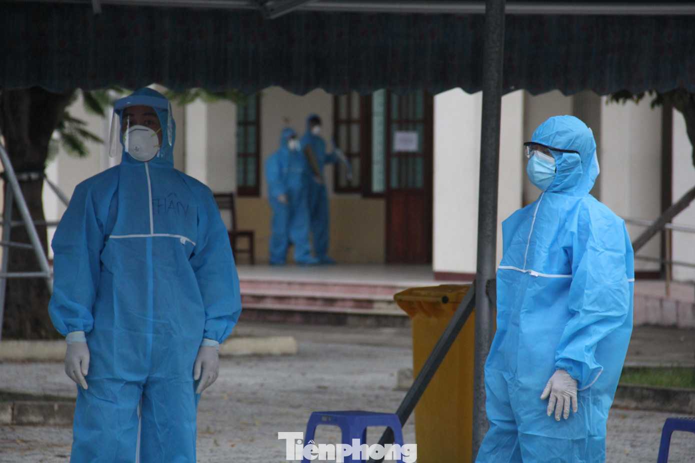 Tất cả những người làm công tác thi được trang bị trang phục bảo hộ, tập huấn kĩ các biện pháp phòng, chống dịch. Riêng với cán bộ coi thi phòng thi thí sinh F1, sau khi thi xong sẽ về nhà và cách ly tại nhà, không được coi thi các buổi khác. Tất cả những người làm công tác thi được trang bị trang phục bảo hộ, tập huấn kĩ các biện pháp phòng, chống dịch. Riêng với cán bộ coi thi phòng thi thí sinh F1, sau khi thi xong sẽ về nhà và cách ly tại nhà, không được coi thi các buổi khác.