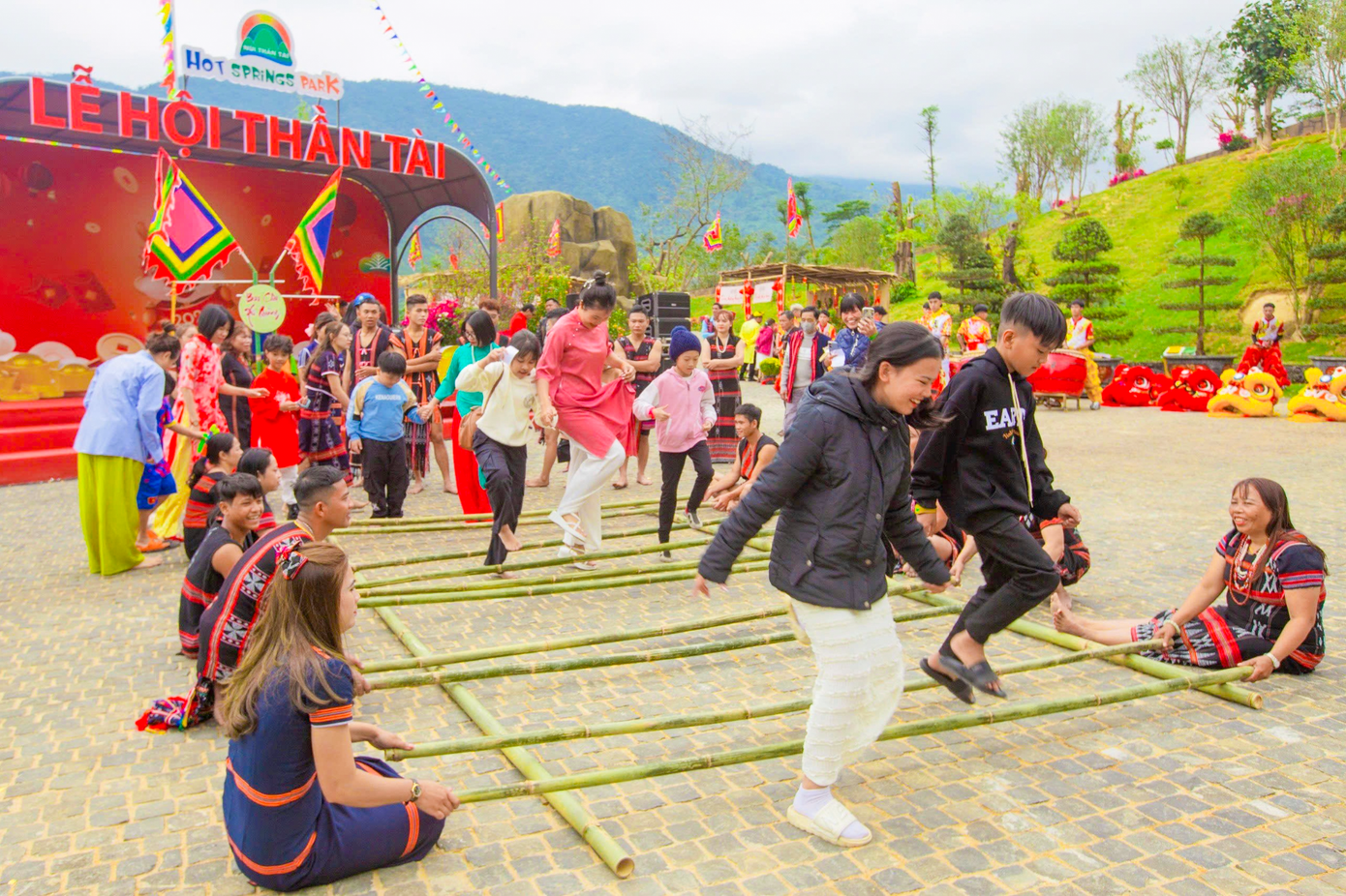 Làng Toom Sara, Công viên suối khoáng nóng Núi Thần Tài có các hoạt động mang đậm văn hóa dân tộc thiểu số Cơ Tu, tái hiện Tết xưa bằng qua trò nhảy sạp, biểu diễn Tung Tung Za Zá, trò chơi dân gian...