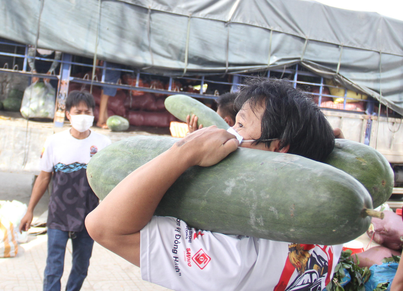 Những quả bí to phải vác trên vai được gửi tặng những "bếp ăn 0 đồng" ở TP.HCM. Những quả bí to phải vác trên vai được gửi tặng những "bếp ăn 0 đồng" ở TP.HCM.
