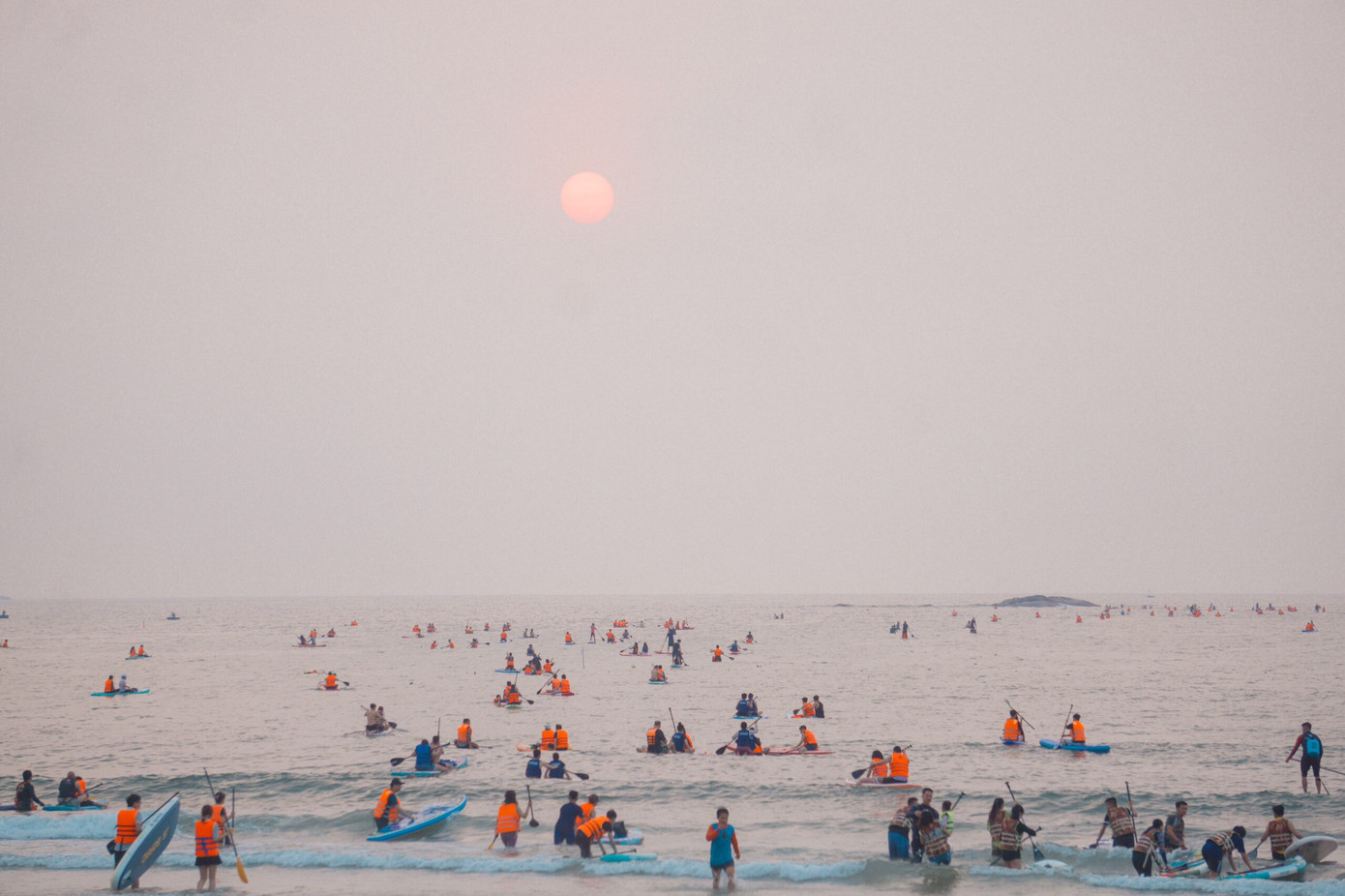 Biển Đà Nẵng mùa hè đón hàng trăm chiếc thuyền Sup từ sáng sớm.