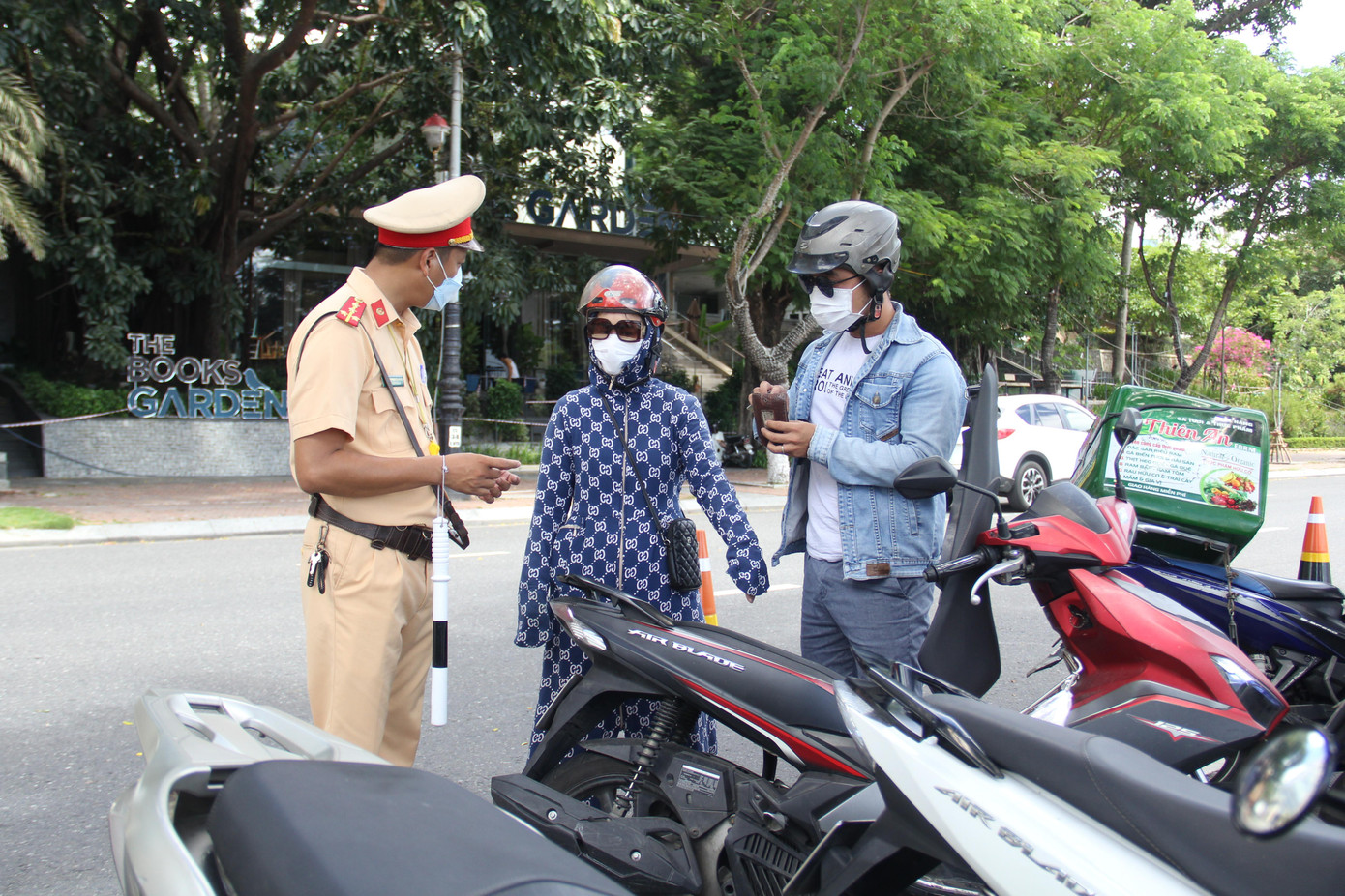 Xe cộ trên đường hầu hết chở hàng hóa, các trường hợp còn lại hầu hết đều có giấy tờ chứng minh ra đường có lý do chính đáng.