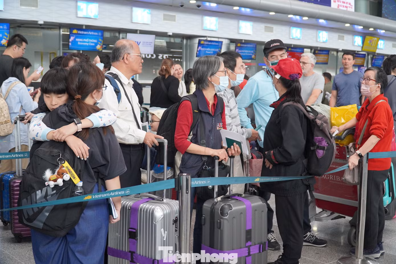 Cô giáo bị cấm xuất cảnh vì đang đứng tên giám đốc công ty nợ thuế. Trong ảnh: Hành khách chờ làm thủ tục tại sân bay. Ảnh: Thanh Hiền.