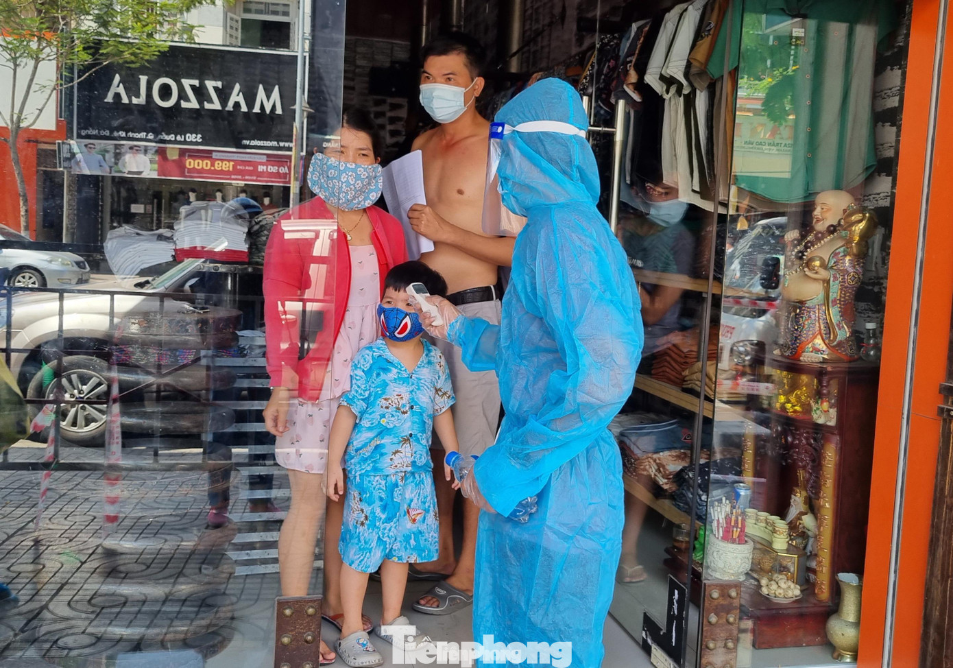 Nhân viên y tế kiểm tra sức khỏe cho người dân trong khu pphong tỏa. Ảnh: Thanh Trần.