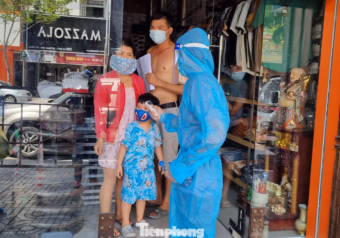 Nhân viên y tế kiểm tra sức khỏe cho người dân trong khu pphong tỏa. Ảnh: Thanh Trần.