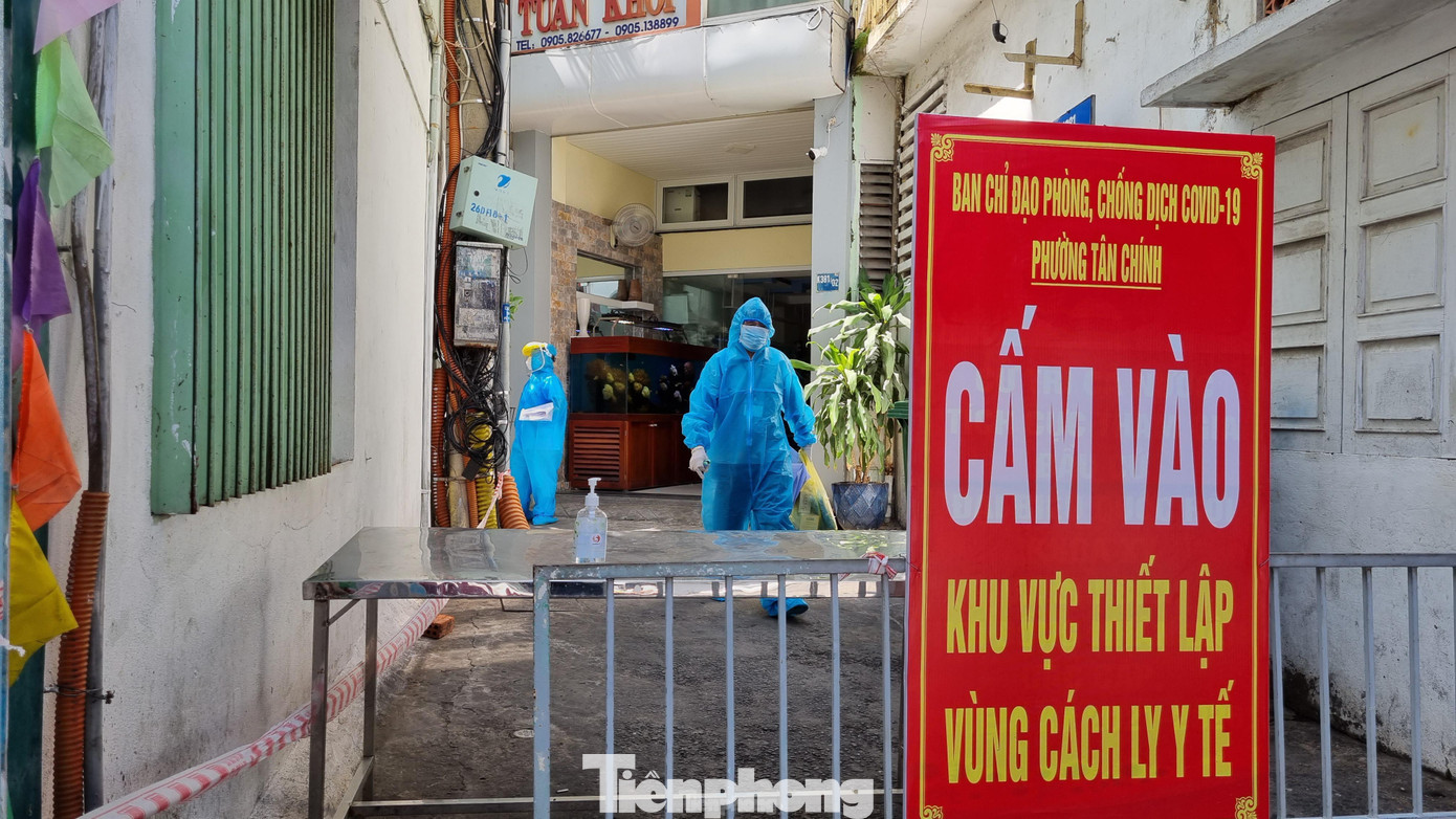 Khu phong tỏa Lê Duẩn – Lý Thái Tổ - Hoàng Hoa Thám có nhiều kiệt hẻm với mật độ dân số cao. Ảnh: Thanh Trần.