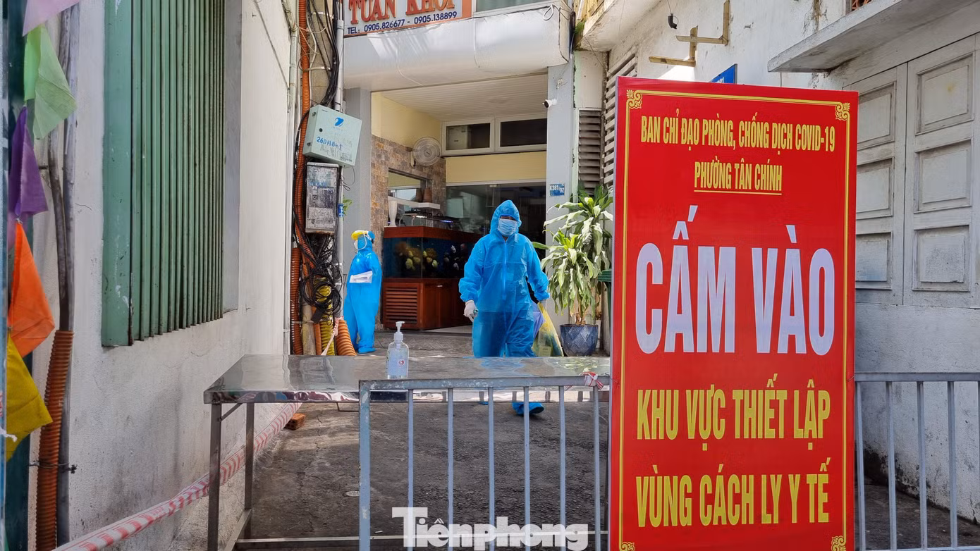 Khu phong tỏa Lê Duẩn – Lý Thái Tổ - Hoàng Hoa Thám có nhiều kiệt hẻm với mật độ dân số cao. Ảnh: Thanh Trần.