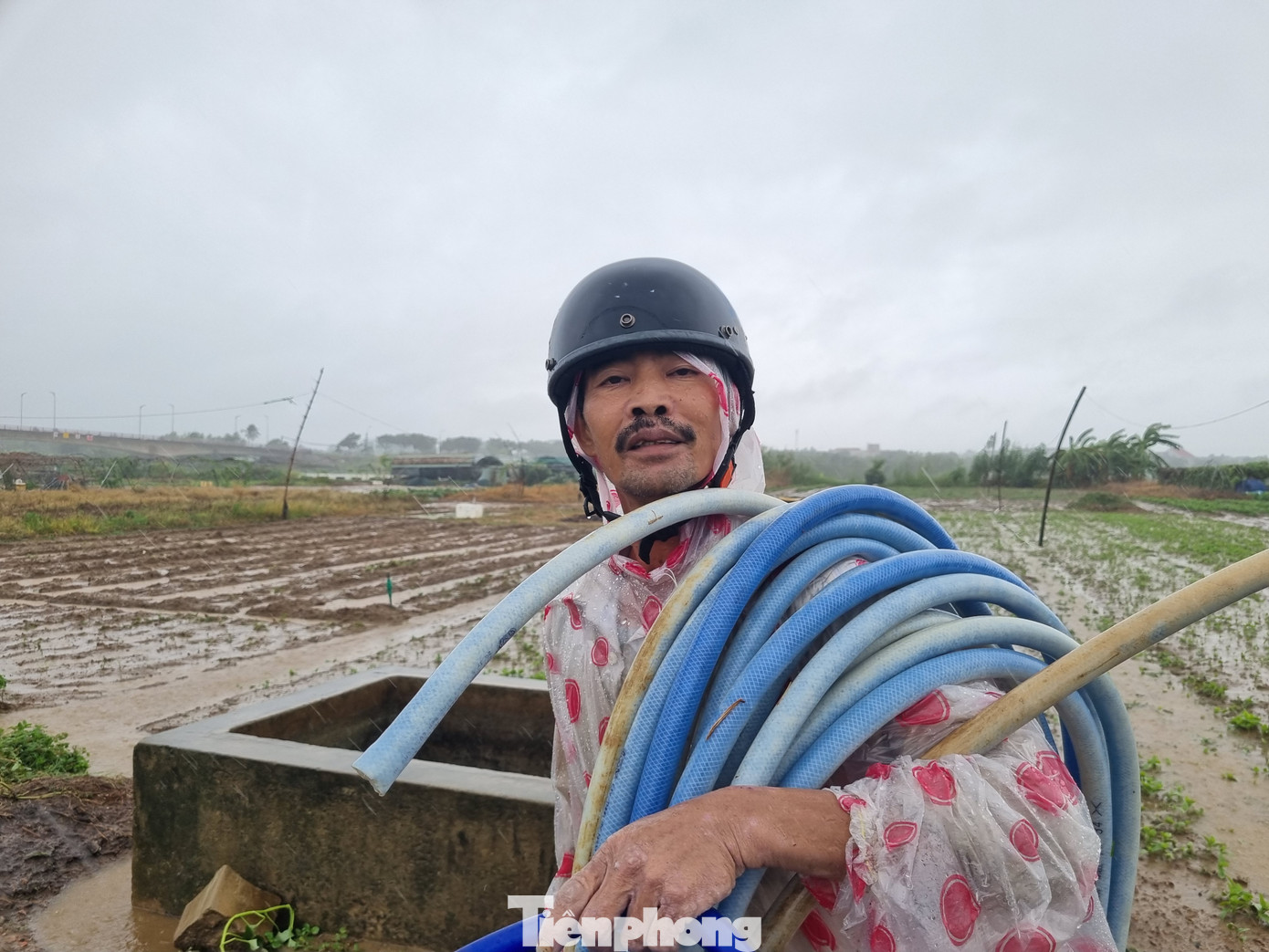 Người dân xót của, đi gỡ lại lưới, ống, nông cụ đem về. Ảnh: Thanh Hiền.