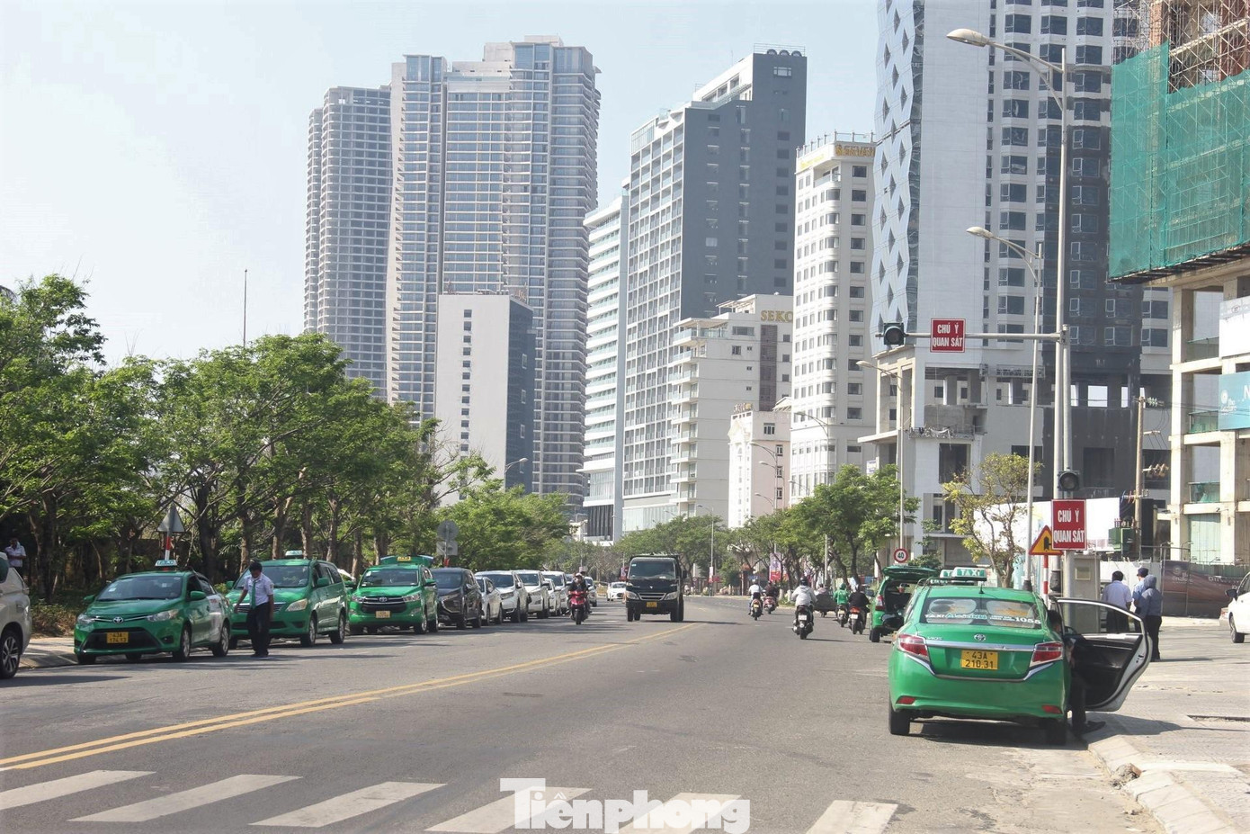 Hội khách sạn Đà Nẵng cho hay, gần như toàn bộ khối khách sạn ven biển trên tuyến đường Hoàng Sa, Trường Sa, Võ Nguyên Giáp đã mở cửa trở lại. Khách sạn 4-5 sao công suất trung bình 30-40%/ngày, riêng các ngày cuối tuần công suất 50-60%.