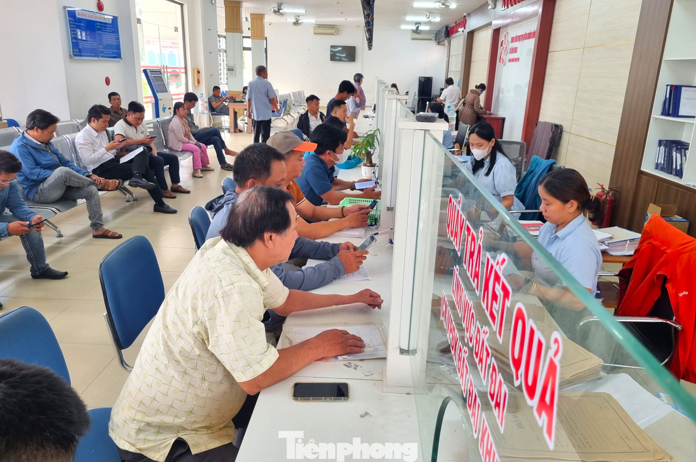 Hôm nay (30/6/2025) là ngày cuối cùng vận hành mô hình chính quyền địa phương cấp huyện. Huyện Hòa Vang (TP Đà Nẵng) vẫn làm việc như thường ngày nhưng trong lòng mỗi cán bộ, công chức mang biết bao tâm tư. Từ sáng sớm, bộ phận tiếp nhận và trả kết quả hồ sơ đông đúc người dân tới làm thủ tục. Các quầy tiếp nhận vẫn vào guồng như thường lệ, đông nhất là khu vực thủ tục đất đai. Ảnh: Thanh Hiền.