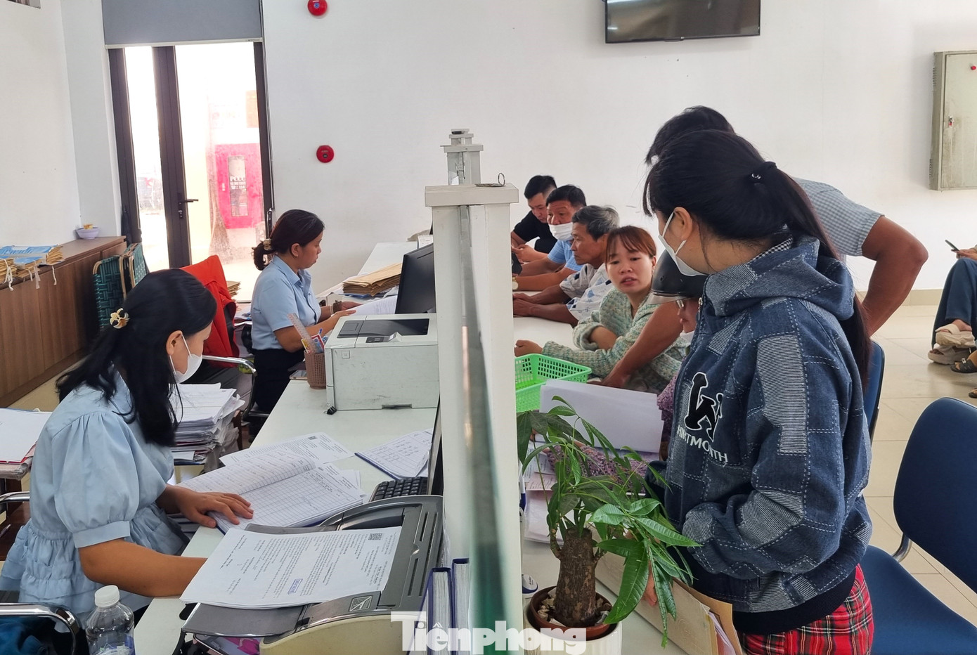 Các cán bộ, công chức khác vẫn tất bật khi lượng người đến giải quyết thủ tục ngày một nhiều. Chốc chốc, đi ngang qua nhau, họ tranh thủ hỏi “em được phân về đâu?”, &quot;đi làm xa nhà không?&quot;, &quot;có tiện đường đón con không?&quot;....
