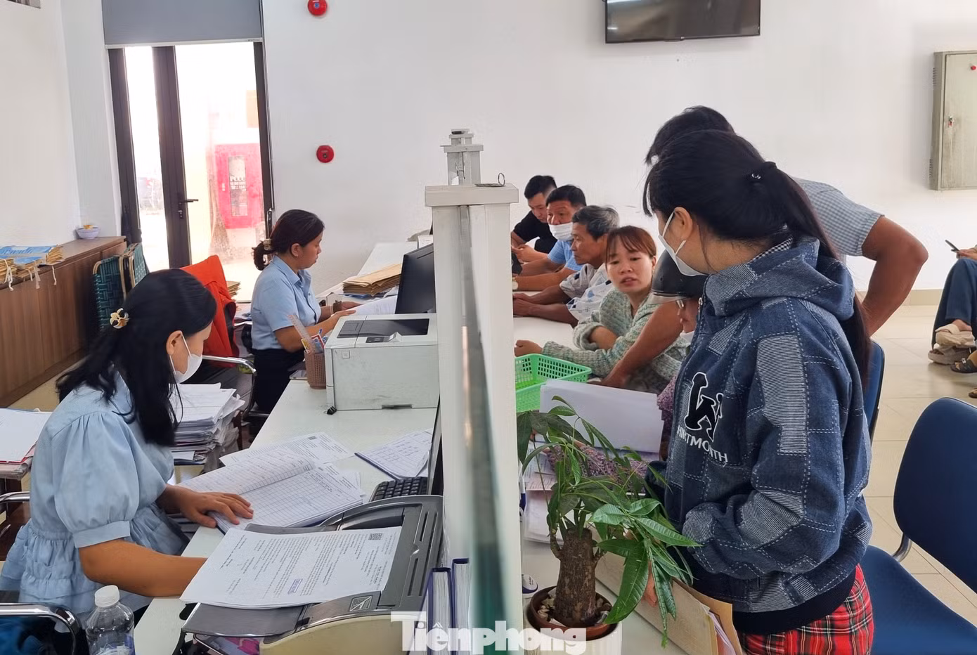Các cán bộ, công chức khác vẫn tất bật khi lượng người đến giải quyết thủ tục ngày một nhiều. Chốc chốc, đi ngang qua nhau, họ tranh thủ hỏi “em được phân về đâu?”, "đi làm xa nhà không?", "có tiện đường đón con không?"....