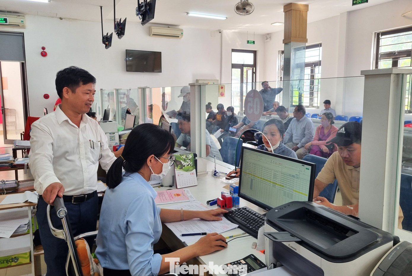 Ông Trần Văn Liên - Phó Chánh văn phòng HĐND UBND huyện Hòa Vang (bìa trái) cho hay từ ngày mai, ông sẽ đảm nhiệm vị trí Phó Giám đốc Trung tâm phục vụ hành chính xã Hòa Vang. Ông cũng bùi ngùi khi ở trong thời khắc chuyển giao lịch sử. Ông chia sẻ rằng khi về xã mới cũng sẽ nỗ lực làm việc, giữ tinh thần phục vụ, thái độ cởi mở vui vẻ với bà con. Đồng thời mong muốn nhận được sự hỗ trợ, đồng tâm hiệp lực ở trong môi trường mới để hoàn thành nhiệm vụ.