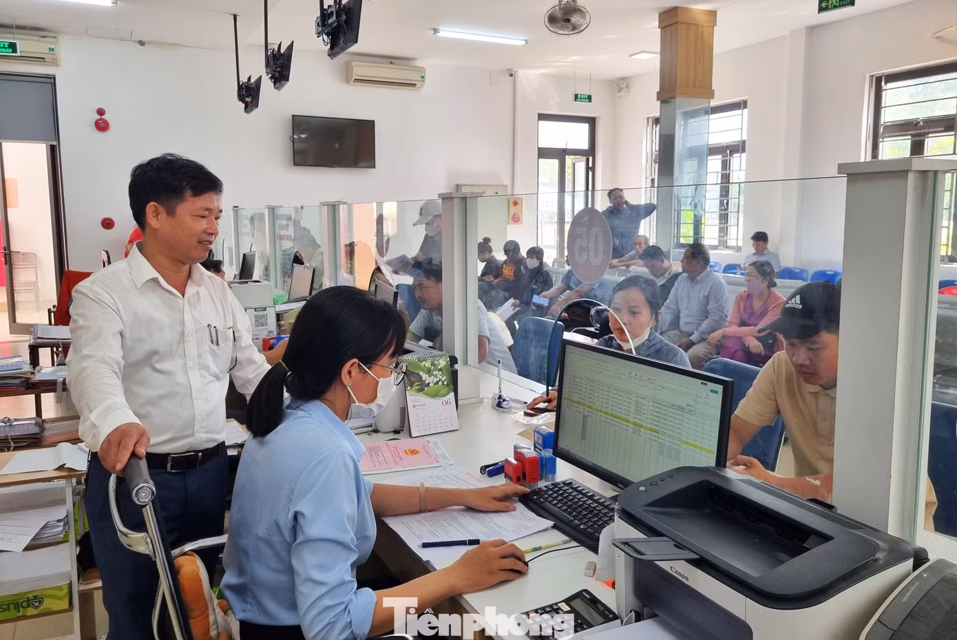 Ông Trần Văn Liên - Phó Chánh văn phòng HĐND UBND huyện Hòa Vang (bìa trái) cho hay từ ngày mai, ông sẽ đảm nhiệm vị trí Phó Giám đốc Trung tâm phục vụ hành chính xã Hòa Vang. Ông cũng bùi ngùi khi ở trong thời khắc chuyển giao lịch sử. Ông chia sẻ rằng khi về xã mới cũng sẽ nỗ lực làm việc, giữ tinh thần phục vụ, thái độ cởi mở vui vẻ với bà con. Đồng thời mong muốn nhận được sự hỗ trợ, đồng tâm hiệp lực ở trong môi trường mới để hoàn thành nhiệm vụ.