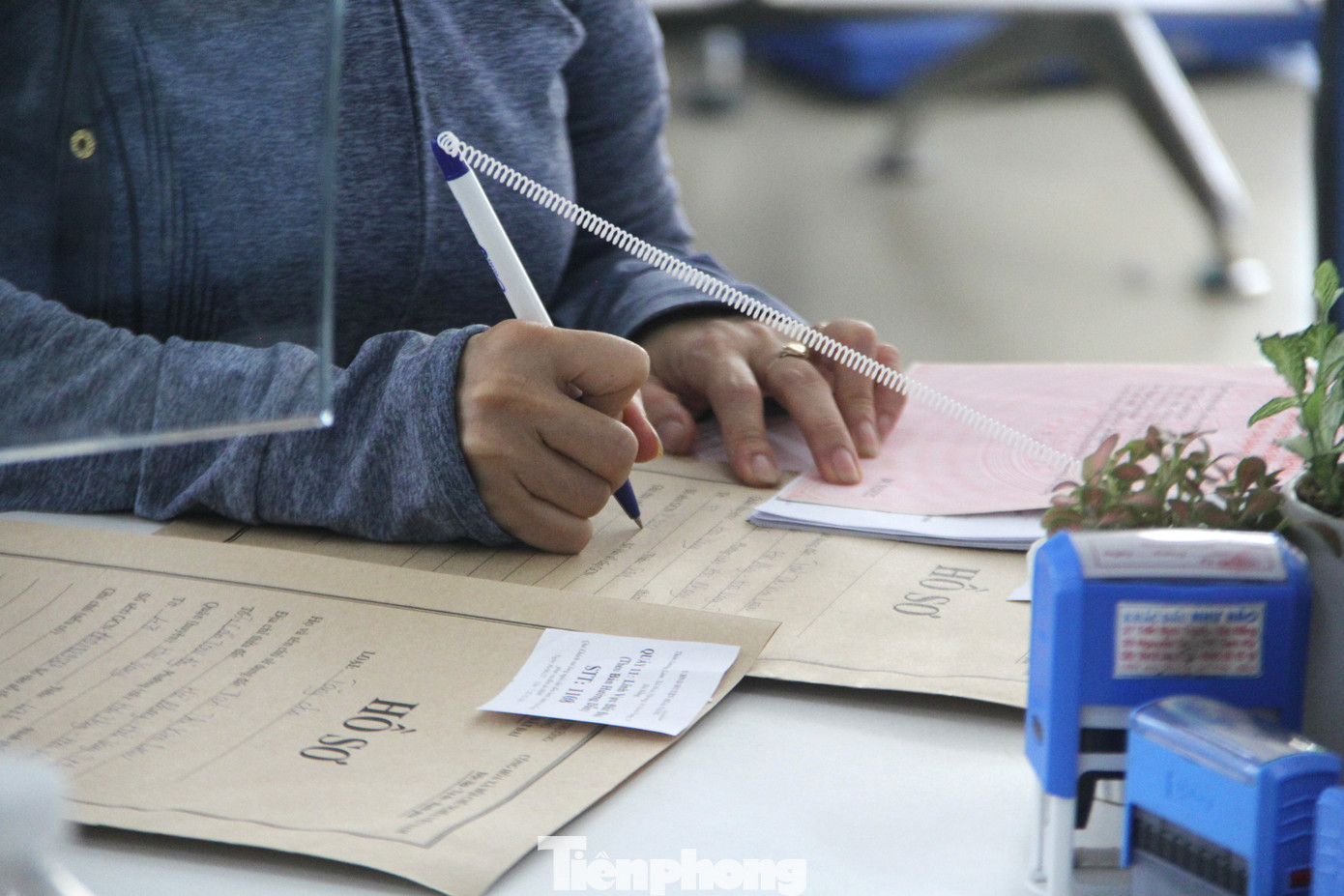 Từ 1/7, cả nước sẽ vận hành mô hình chính quyền địa phương 2 cấp: thành phố và cấp xã, phường. Rất đông người dân tranh thủ ngày cuối cùng của chính quyền cấp huyện đã tới giải quyết các thủ tục.