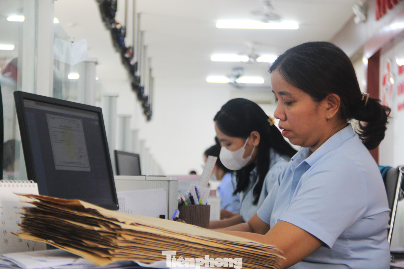 Ngày cuối cùng, những tập hồ sơ còn dày, nhu cầu của người dân còn nhiều, mỗi cán bộ công chức vẫn nhiệt huyết làm việc dù trong lòng ít nhiều tâm tư.