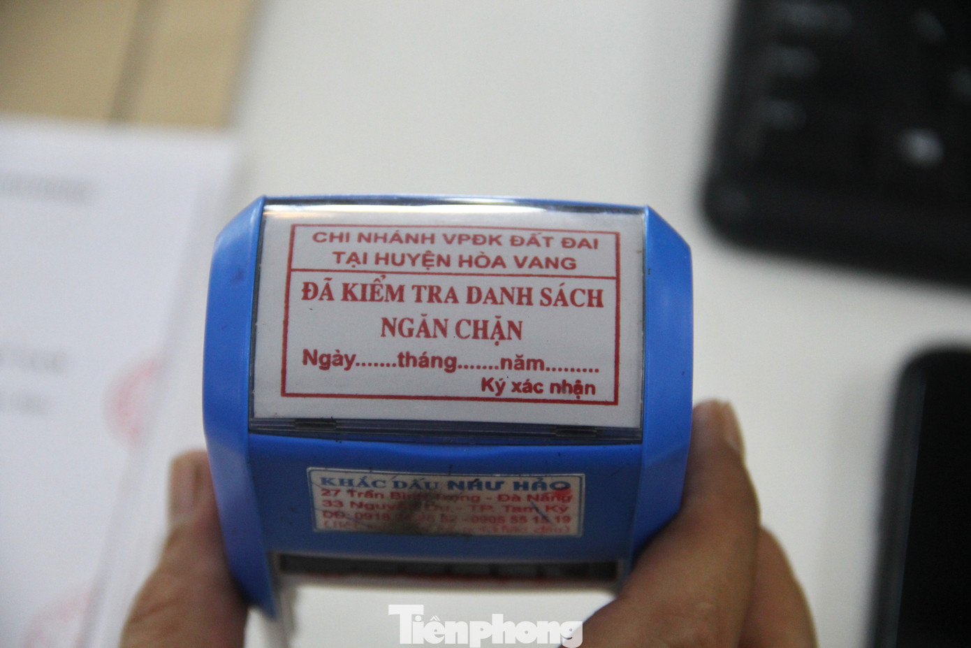 Đây là nơi gắn bó với anh một thời gian dài sau khi chuyển từ quận Ngũ Hành Sơn về. Cầm con dấu của Chi nhánh Văn phòng đăng ký đất đai huyện Hòa Vang trên tay, anh nói ngày mai, cái tên huyện Hòa Vang không còn nữa. Nơi này sẽ là xã Hòa Vang.