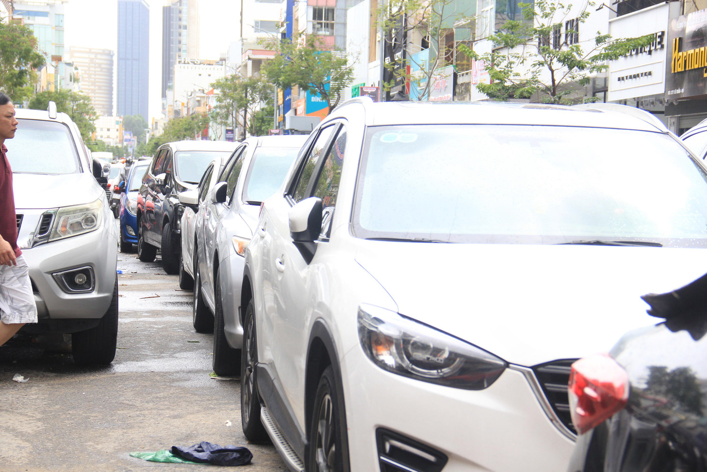 Dòng xe chen chúc trên đường khiến giao thông trở nên hỗn loạn. Người đi xe máy tìm cách len lỏi qua dòng xe đang đậu dài.