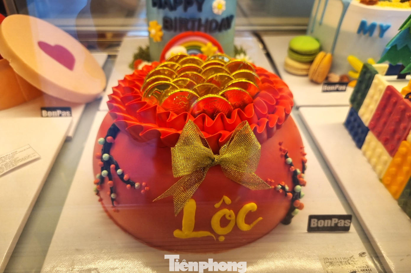 Quanh bánh đính thêm ông Thần tài, mèo Thần tài, đồng xu, tiền đô… Khách cũng có thể yêu cầu trang trí theo nhu cầu. Giá bán mỗi chiếc bánh tùy kích cỡ từ 150.000 - 400.000 đồng. Quanh bánh đính thêm ông Thần tài, mèo Thần tài, đồng xu, tiền đô… Khách cũng có thể yêu cầu trang trí theo nhu cầu. Giá bán mỗi chiếc bánh tùy kích cỡ từ 150.000 - 400.000 đồng.