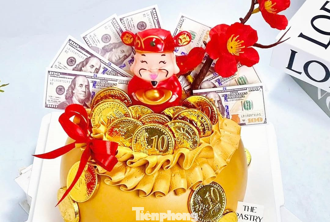 Quanh bánh đính thêm ông Thần tài, mèo Thần tài, đồng xu, tiền đô… Khách cũng có thể yêu cầu trang trí theo nhu cầu. Giá bán mỗi chiếc bánh tùy kích cỡ từ 150.000 - 400.000 đồng. Quanh bánh đính thêm ông Thần tài, mèo Thần tài, đồng xu, tiền đô… Khách cũng có thể yêu cầu trang trí theo nhu cầu. Giá bán mỗi chiếc bánh tùy kích cỡ từ 150.000 - 400.000 đồng.