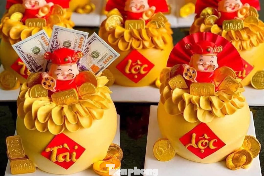 Chị Thanh Thúy - chủ tiệm bánh trên đường Nguyễn Duy Hiệu, quận Sơn Trà - cho hay, phần lớn khách đặt mua bánh kem tài lộc là các gia đình vợ chồng trẻ, làm ăn buôn bán vì bánh vừa đẹp mắt, sang trọng lại rất dễ ăn. "Hôm nay tiệm nhà tôi làm tới hơn 50 bánh, khách phải đặt trước chứ không có sẵn. Bánh không chỉ đẹp, hình hài mang ý nghĩa cầu tài lộc mà còn phải tươi, ngon, ít ngọt để khách hàng ngon miệng", chị nói. Chị Thanh Thúy - chủ tiệm bánh trên đường Nguyễn Duy Hiệu, quận Sơn Trà - cho hay, phần lớn khách đặt mua bánh kem tài lộc là các gia đình vợ chồng trẻ, làm ăn buôn bán vì bánh vừa đẹp mắt, sang trọng lại rất dễ ăn. "Hôm nay tiệm nhà tôi làm tới hơn 50 bánh, khách phải đặt trước chứ không có sẵn. Bánh không chỉ đẹp, hình hài mang ý nghĩa cầu tài lộc mà còn phải tươi, ngon, ít ngọt để khách hàng ngon miệng", chị nói.