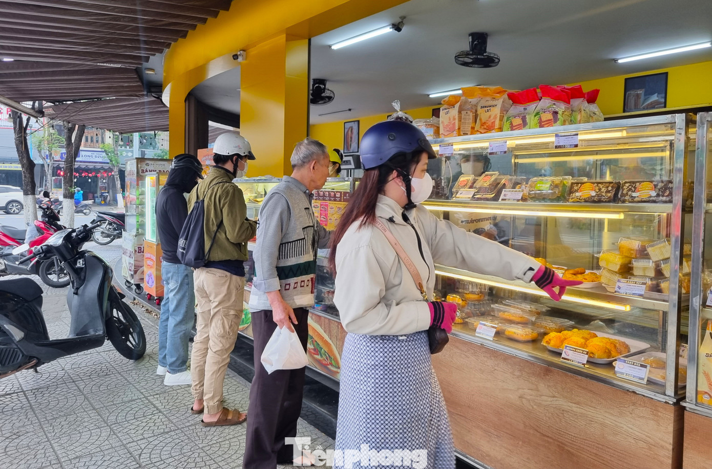 Quanh bánh đính thêm ông Thần tài, mèo Thần tài, đồng xu, tiền đô… Khách cũng có thể yêu cầu trang trí theo nhu cầu. Giá bán mỗi chiếc bánh tùy kích cỡ từ 150.000 - 400.000 đồng. Quanh bánh đính thêm ông Thần tài, mèo Thần tài, đồng xu, tiền đô… Khách cũng có thể yêu cầu trang trí theo nhu cầu. Giá bán mỗi chiếc bánh tùy kích cỡ từ 150.000 - 400.000 đồng.