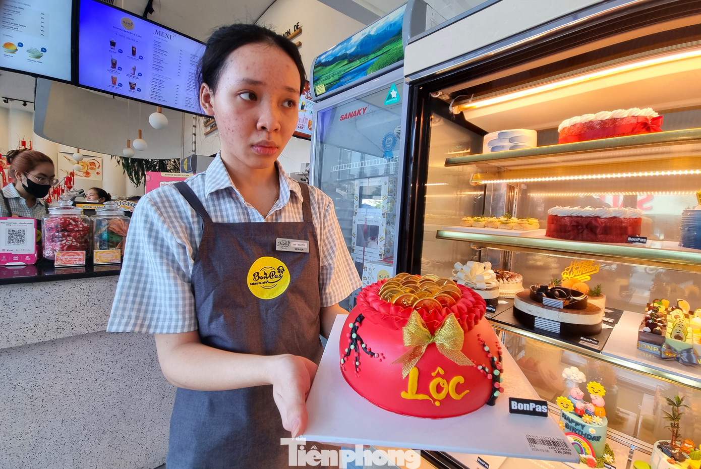 Theo các tiệm bánh, bánh phổ biến bán năm nay có kích thước 16cm, do tâm lý ai cũng muốn đặt lên mâm cúng bánh to, đẹp. Nếu mua bánh nhỏ, khách sẽ mua nhiều chiếc và được tiệm trang trí đẹp mắt. Theo các tiệm bánh, bánh phổ biến bán năm nay có kích thước 16cm, do tâm lý ai cũng muốn đặt lên mâm cúng bánh to, đẹp. Nếu mua bánh nhỏ, khách sẽ mua nhiều chiếc và được tiệm trang trí đẹp mắt.