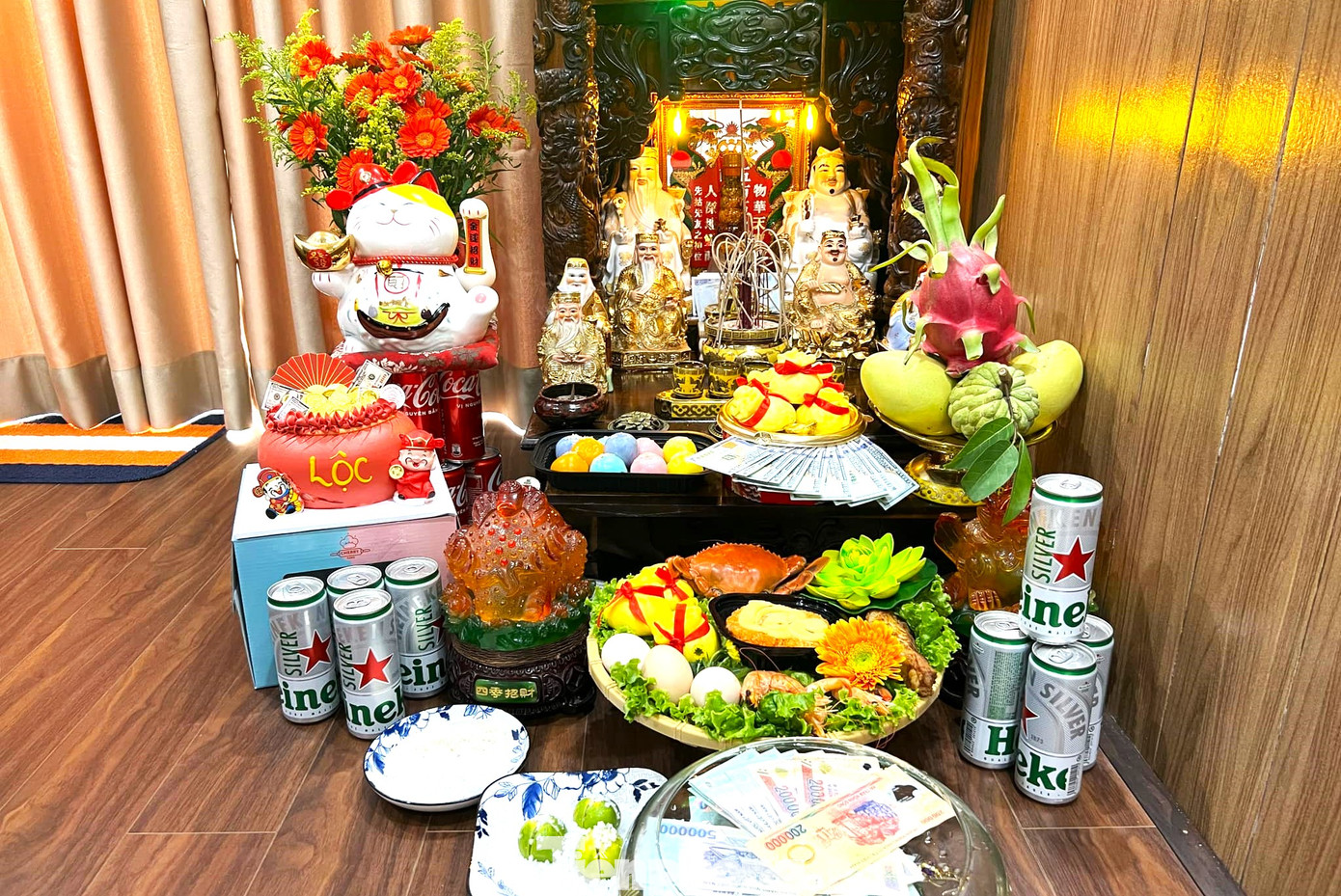 Chị Phương Loan (35 tuổi, quận Sơn Trà) cho hay năm nay nhà chị mua bánh hũ tiền đặt thêm trên mâm cúng vía Thần tài. "Nhà tôi làm ăn buôn bán nên mâm cúng vía Thần tài bao giờ cũng tươm tất, đầy đủ, cũng không cần phân vân giá cả đắt hay rẻ. Tôi quan niệm mình cúng kính, đàng hoàng, xởi lởi trong ngày này thì tài lộc sẽ đến", chị nói và chia sẻ thêm phải đặt trước hai ngày mới có bánh hình hũ vàng. Chị Phương Loan (35 tuổi, quận Sơn Trà) cho hay năm nay nhà chị mua bánh hũ tiền đặt thêm trên mâm cúng vía Thần tài. "Nhà tôi làm ăn buôn bán nên mâm cúng vía Thần tài bao giờ cũng tươm tất, đầy đủ, cũng không cần phân vân giá cả đắt hay rẻ. Tôi quan niệm mình cúng kính, đàng hoàng, xởi lởi trong ngày này thì tài lộc sẽ đến", chị nói và chia sẻ thêm phải đặt trước hai ngày mới có bánh hình hũ vàng.