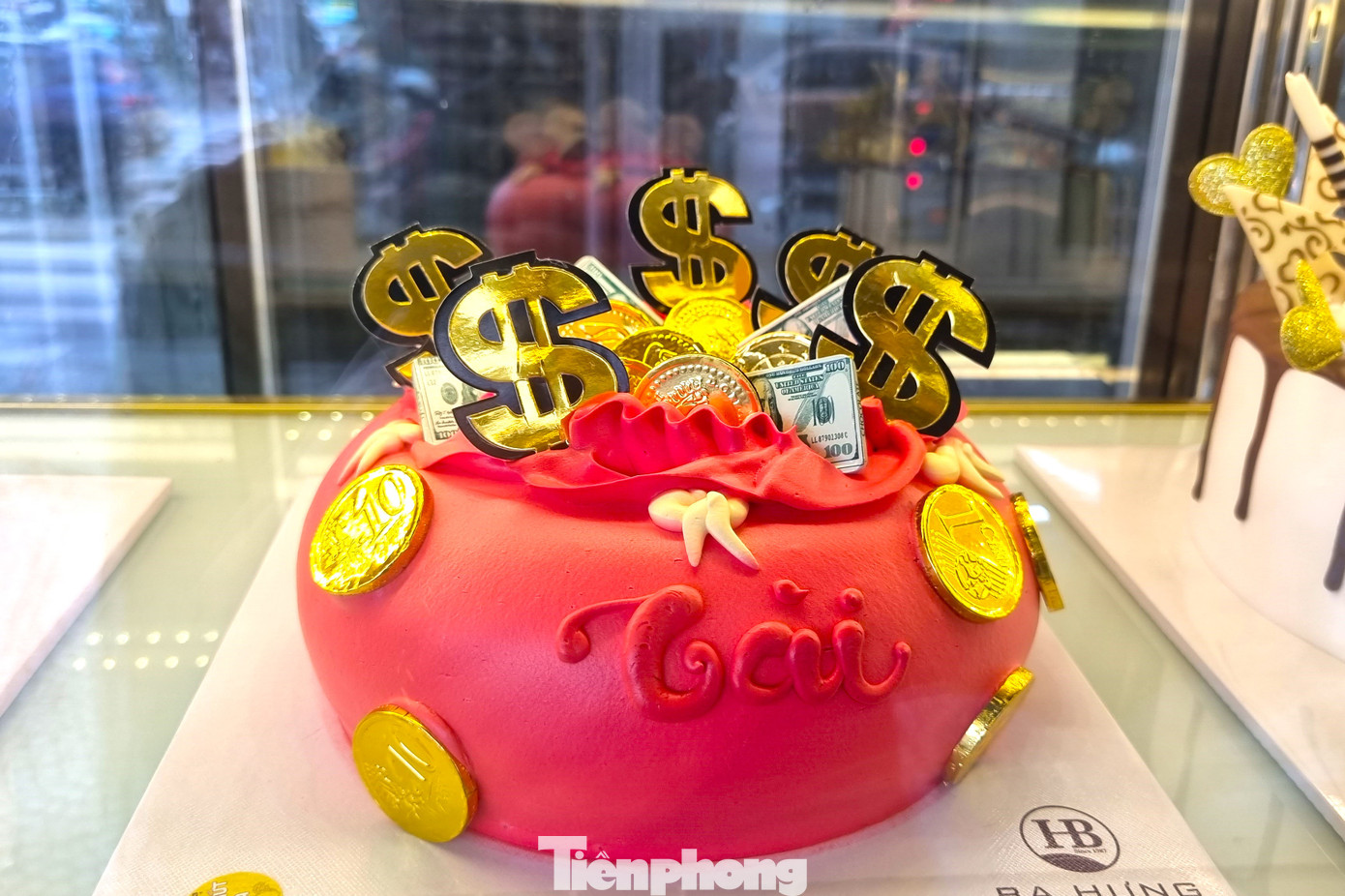 Theo các tiệm bánh, bánh phổ biến bán năm nay có kích thước 16cm, do tâm lý ai cũng muốn đặt lên mâm cúng bánh to, đẹp. Nếu mua bánh nhỏ, khách sẽ mua nhiều chiếc và được tiệm trang trí đẹp mắt. Theo các tiệm bánh, bánh phổ biến bán năm nay có kích thước 16cm, do tâm lý ai cũng muốn đặt lên mâm cúng bánh to, đẹp. Nếu mua bánh nhỏ, khách sẽ mua nhiều chiếc và được tiệm trang trí đẹp mắt.