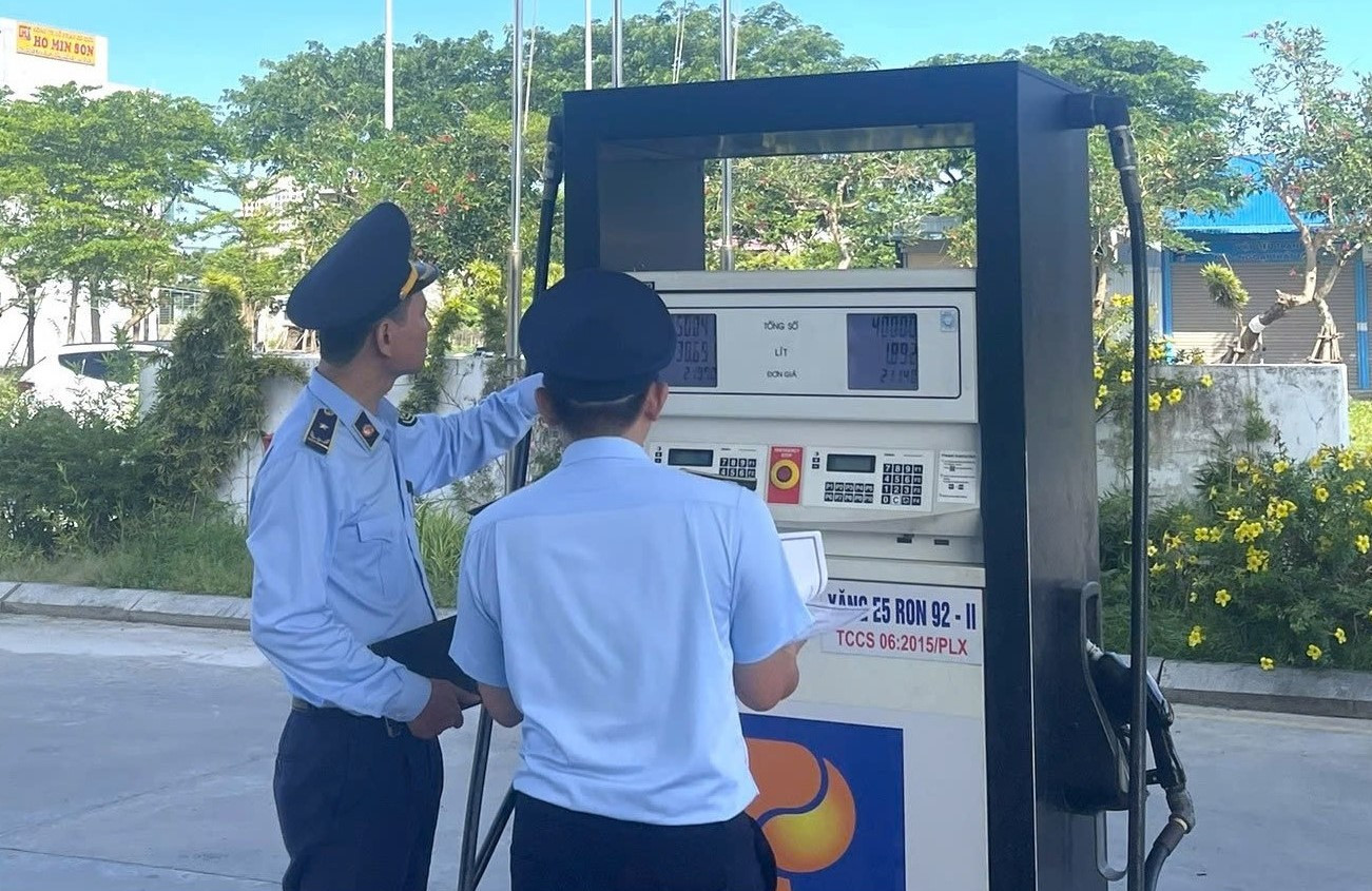 Lực lượng chức năng kiểm tra hoạt động kinh doanh xăng dầu trên địa bàn. Lực lượng chức năng kiểm tra hoạt động kinh doanh xăng dầu trên địa bàn.