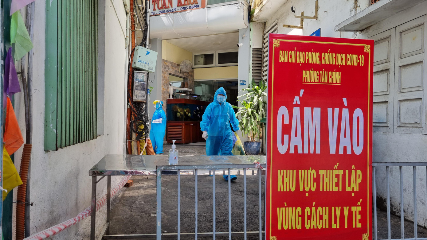 Những kiệt 405 Lê Duẩn, 407 Lê Duẩn, 54 Lý Thái Tổ... có số ca nhiễm cao. Các nhân viên y tế hàng ngày đều có mặt tại đây để kiểm tra sức khỏe của người dân.