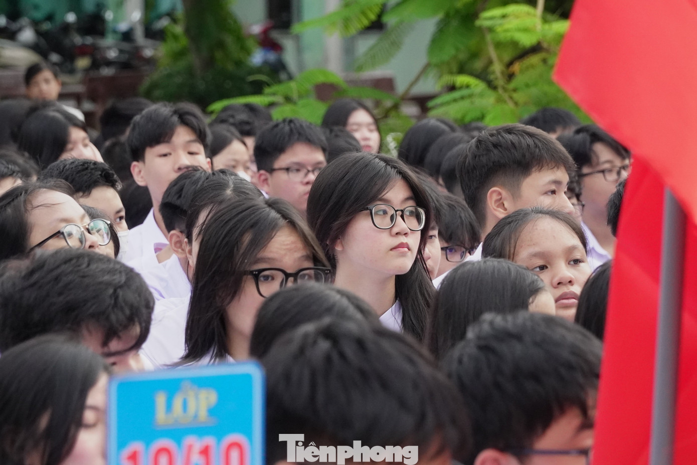 Với nhiều nữ sinh lớp 10, năm học đầu tiên phải mang áo dài đến trường có chút lạ lẫm nhưng các em vẫn rất vui tươi. Xuân Hậu (lớp 10/12) cho hay năm nay được gặp lại các bạn cấp 2 trong ngôi trường mới nên Hậu rất vui. Ảnh: Thanh Hiền.