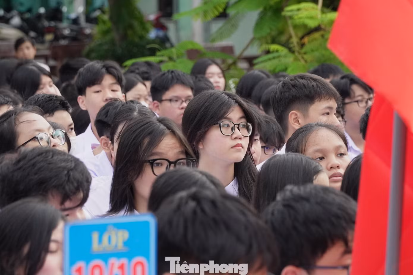 Với nhiều nữ sinh lớp 10, năm học đầu tiên phải mang áo dài đến trường có chút lạ lẫm nhưng các em vẫn rất vui tươi. Xuân Hậu (lớp 10/12) cho hay năm nay được gặp lại các bạn cấp 2 trong ngôi trường mới nên Hậu rất vui. Ảnh: Thanh Hiền.