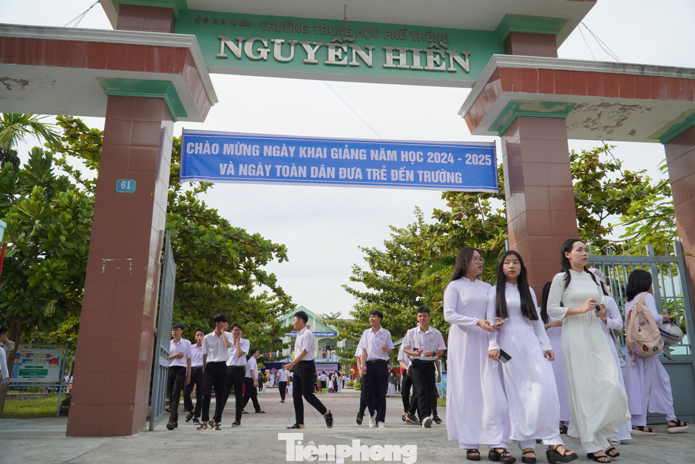 Ngày khai giảng dưới thời tiết mát mẻ, buổi lễ diễn ra chưa đầy 1 tiếng đồng hồ. Sau lễ khai giảng, các trường bắt đầu học tập theo thời khoá biểu. Ảnh: Thanh Hiền.