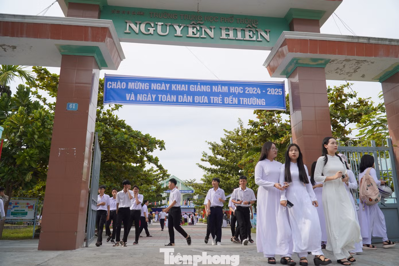 Ngày khai giảng dưới thời tiết mát mẻ, buổi lễ diễn ra chưa đầy 1 tiếng đồng hồ. Sau lễ khai giảng, các trường bắt đầu học tập theo thời khoá biểu. Ảnh: Thanh Hiền.