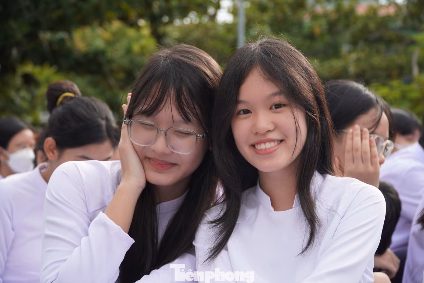 Xuân Trang (lớp 11/9, THPT Nguyễn Hiền) cho hay rất háo hức vì được gặp thầy cô và bạn. "Năm nay em sẽ cố gắng được học sinh giỏi và đóng góp cho trường lớp thật nhiều", Trang chia sẻ. Ảnh: Thanh Hiền.