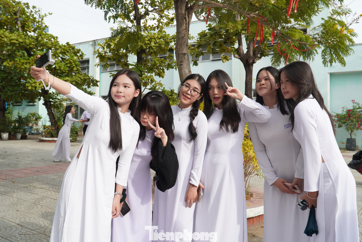 Với các nữ sinh, áo dài không chỉ là đồng phục đến trường mà còn tôn lên vẻ đẹp, tính cách của từng người cũng như văn hoá, truyền thống đất nước. Trong ảnh: Một nhóm nữ sinh lưu lại khoảnh khắc với áo dài trong ngày khai giảng. Ảnh: Thanh Hiền.