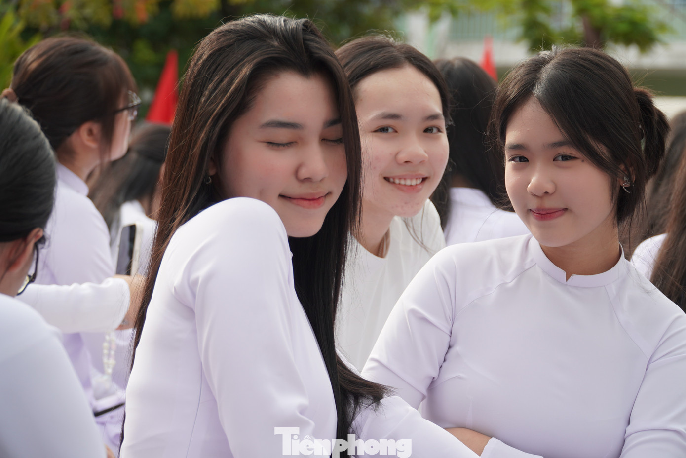 Với nhiều nữ sinh lớp 10, năm học đầu tiên phải mang áo dài đến trường có chút lạ lẫm nhưng các em vẫn rất vui tươi. Xuân Hậu (lớp 10/12) cho hay năm nay được gặp lại các bạn cấp 2 trong ngôi trường mới nên Hậu rất vui. Ảnh: Thanh Hiền.